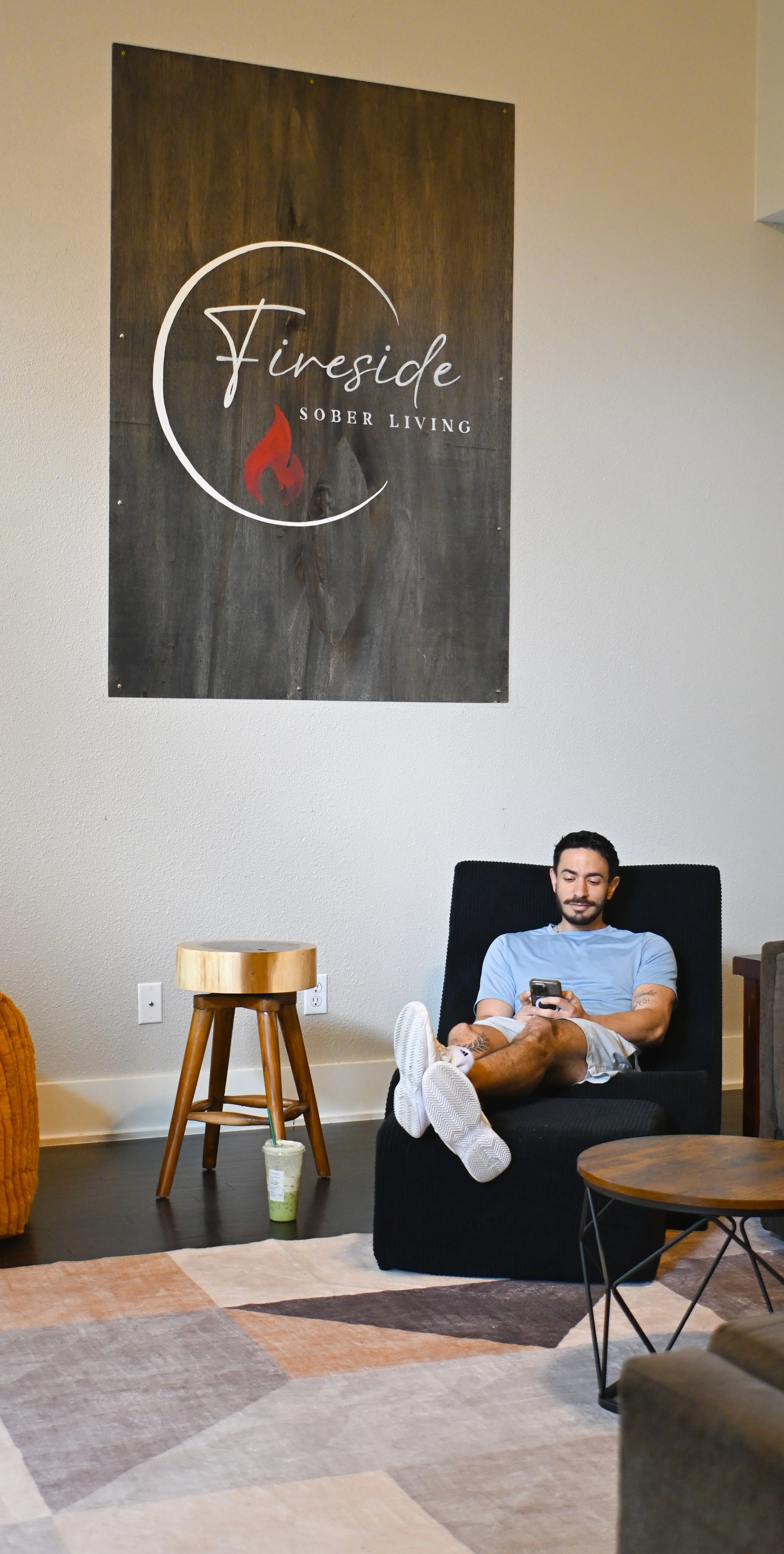 Our living room features comfortable and modern furnishings. Fireside Sober Living offers alternative, non-AA, non-traditional, AA, and traditional program modalities.