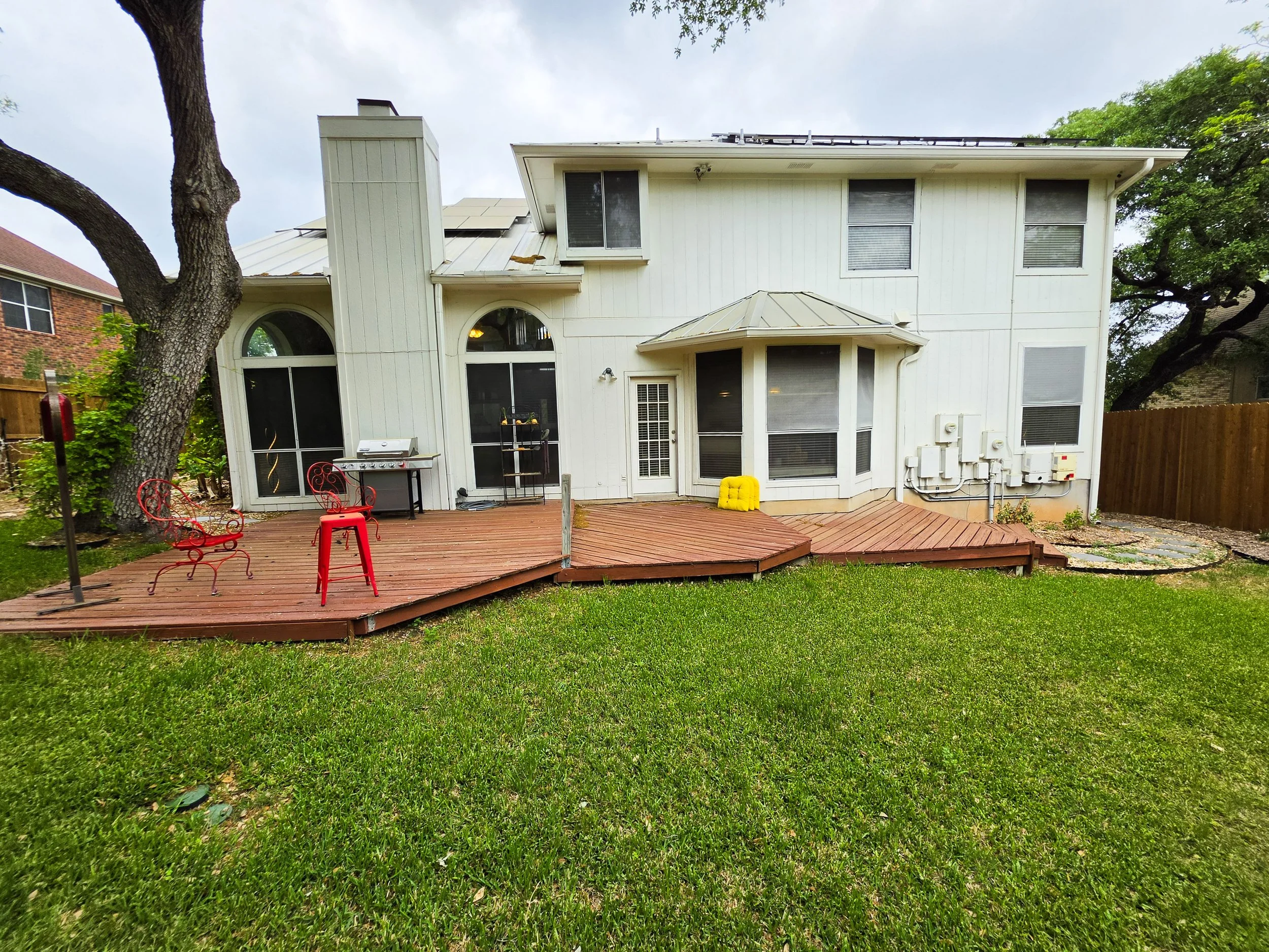 Large and lush backyard at Fireside Sober Living.