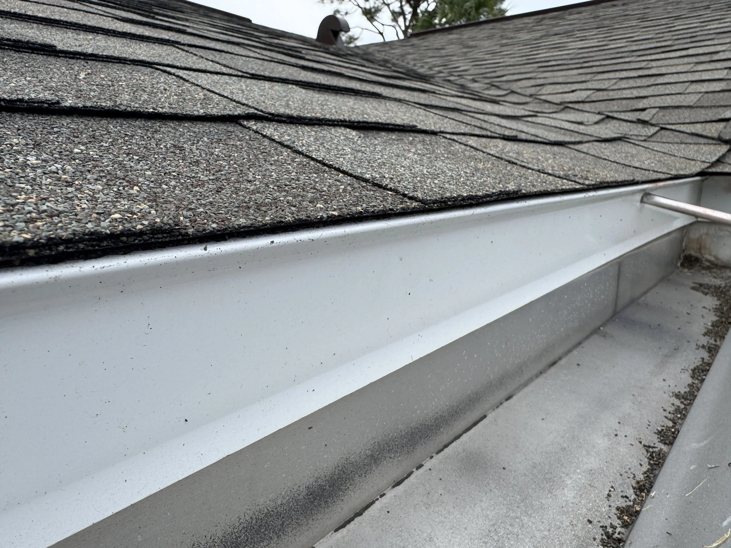 Drip edge over the garage.JPG