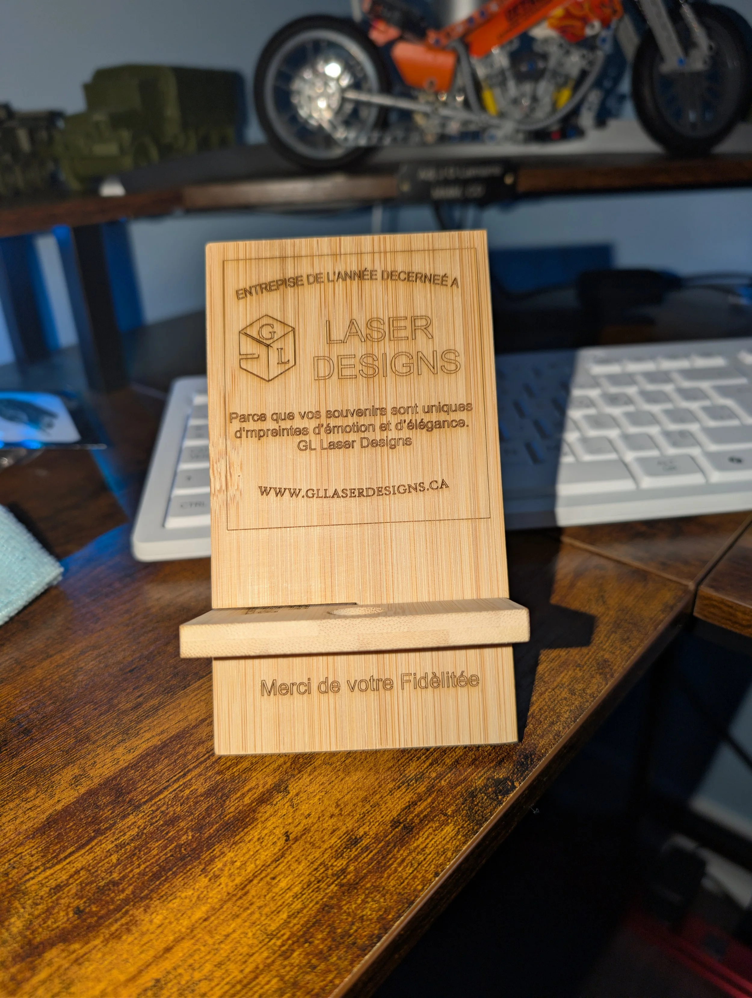 Gravure sur une multitude de projet, Écusson, Porte Clé, Tag en Aluminium pour animal, Certificat personnalisé ect...