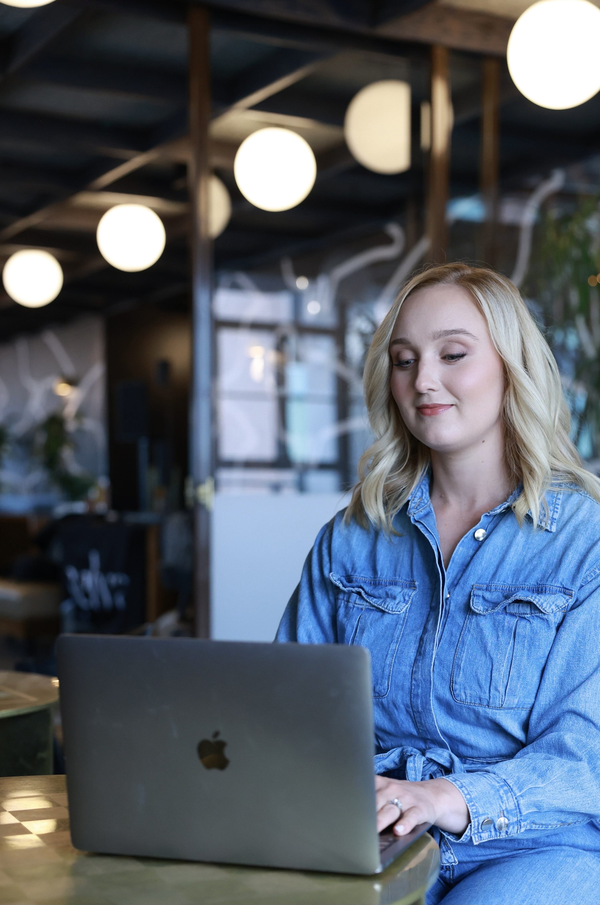 Laura Blaskett founder of Learning Experience Studio working on her laptop at The Emily hotel in Chicago.