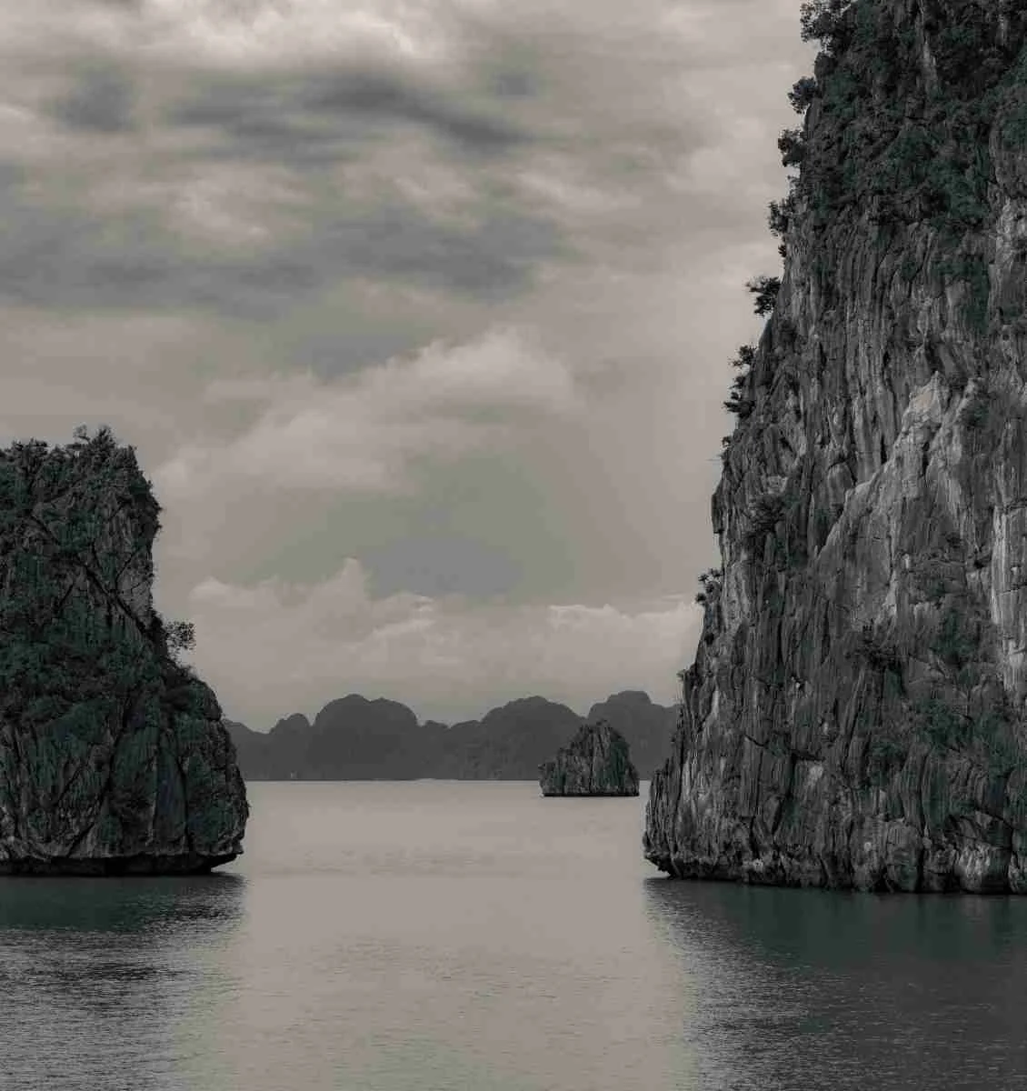 bai tu long rocks pan.jpg