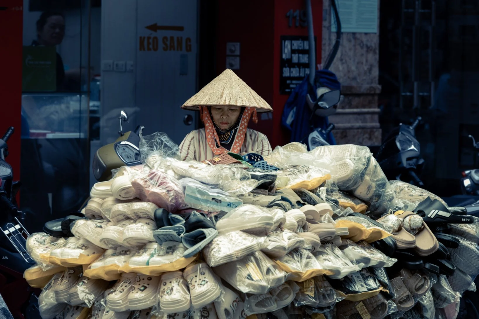 viet croc saleswoman monitor calibrration test.jpg