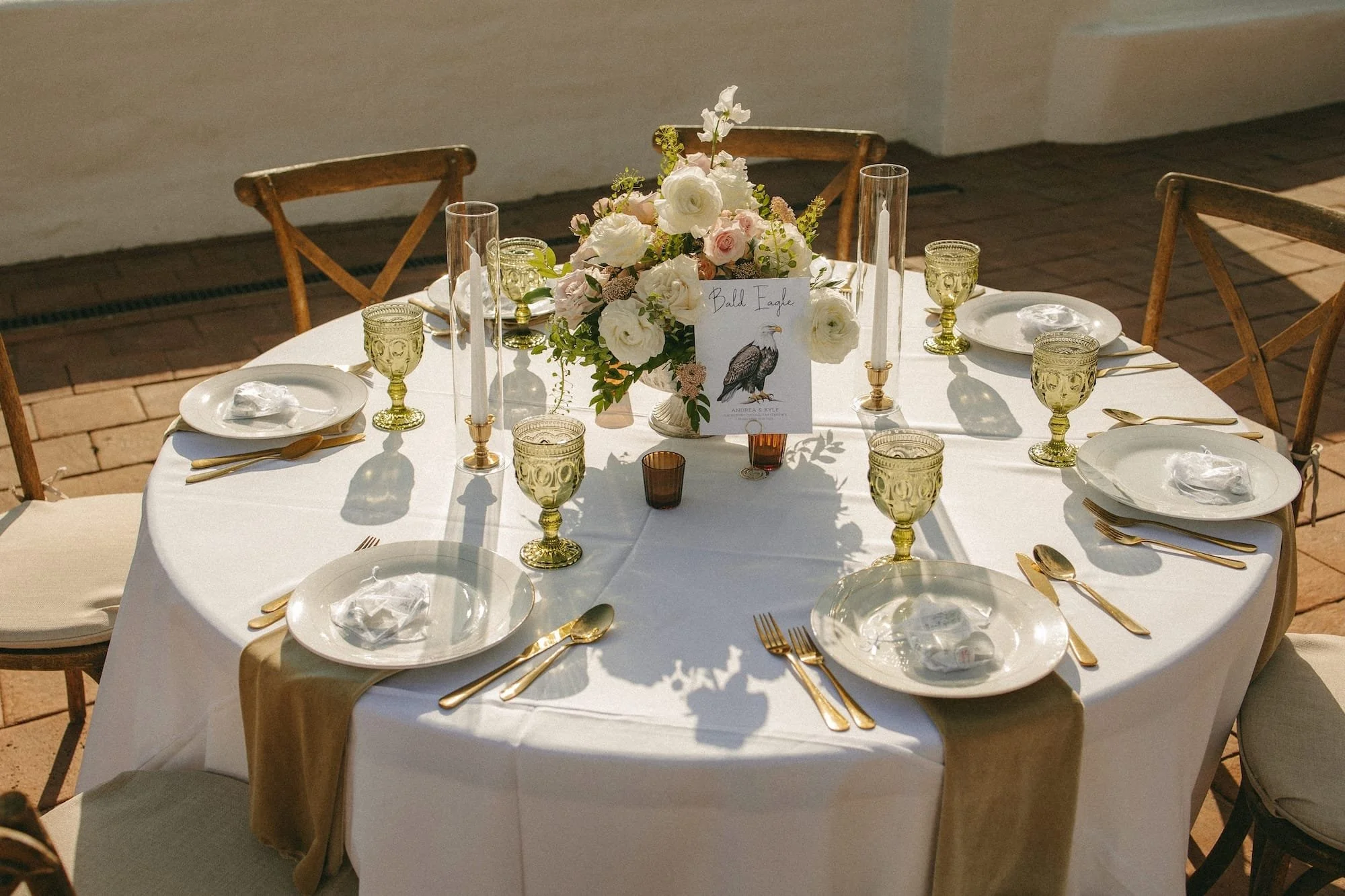 9-round-table-flowers-for-spring-wedding.jpeg
