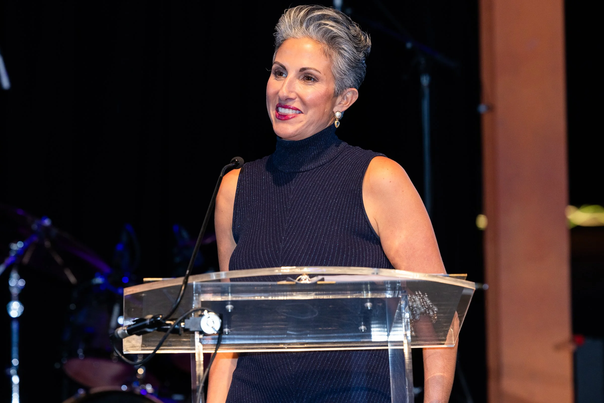 Ashley Russo in a blue dress accepting the Linny award