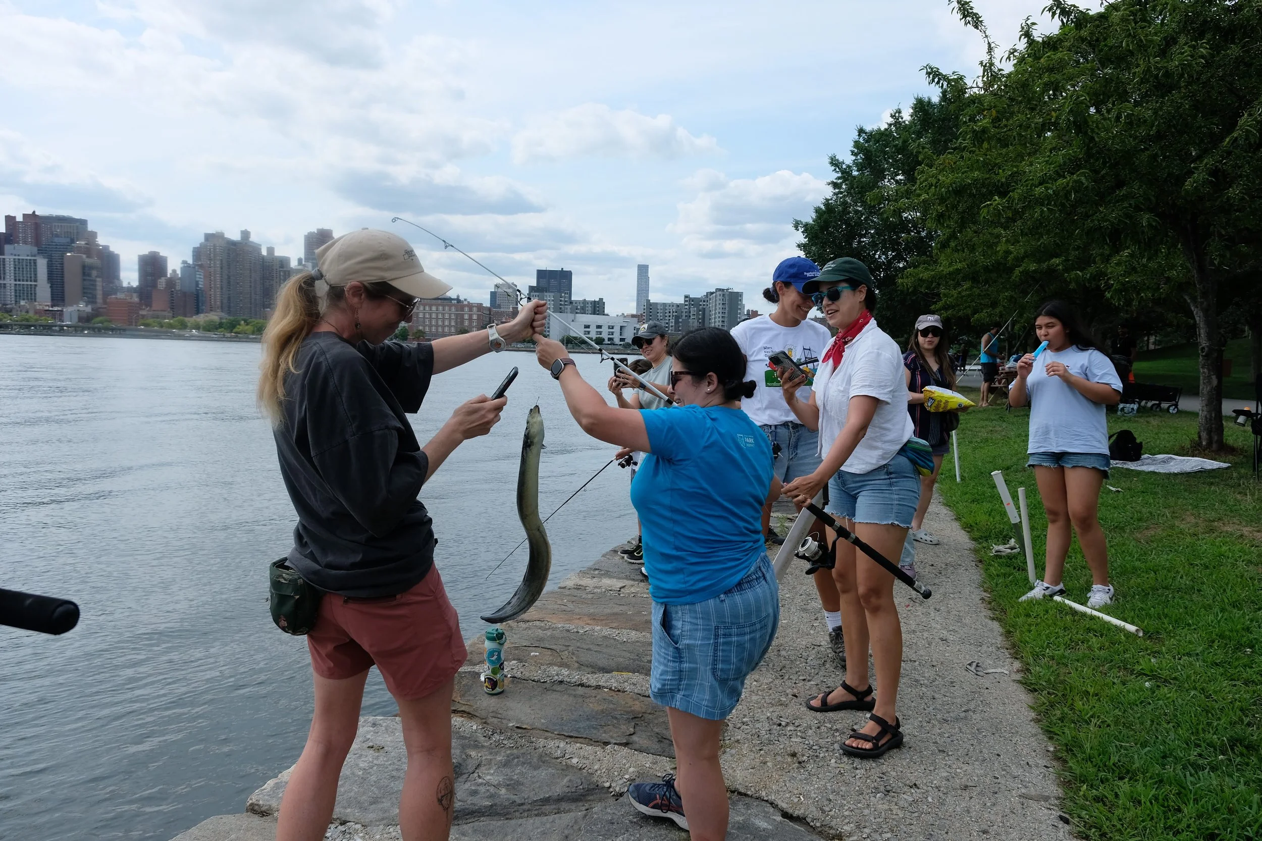 Femme Fishers catch an American Eel (Anguilla rostrata)!
