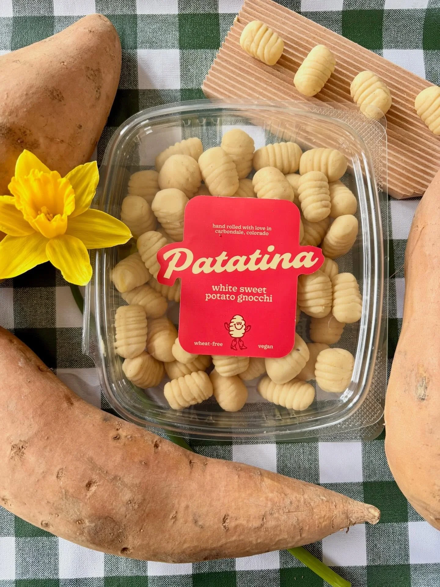 Daffodil season is here 🌼

A little spring moment with white sweet potato gnocchi, sunshine, and the first daffodils of the season.

🌞 

#daffodils #springtable #gnocchi #vegan
