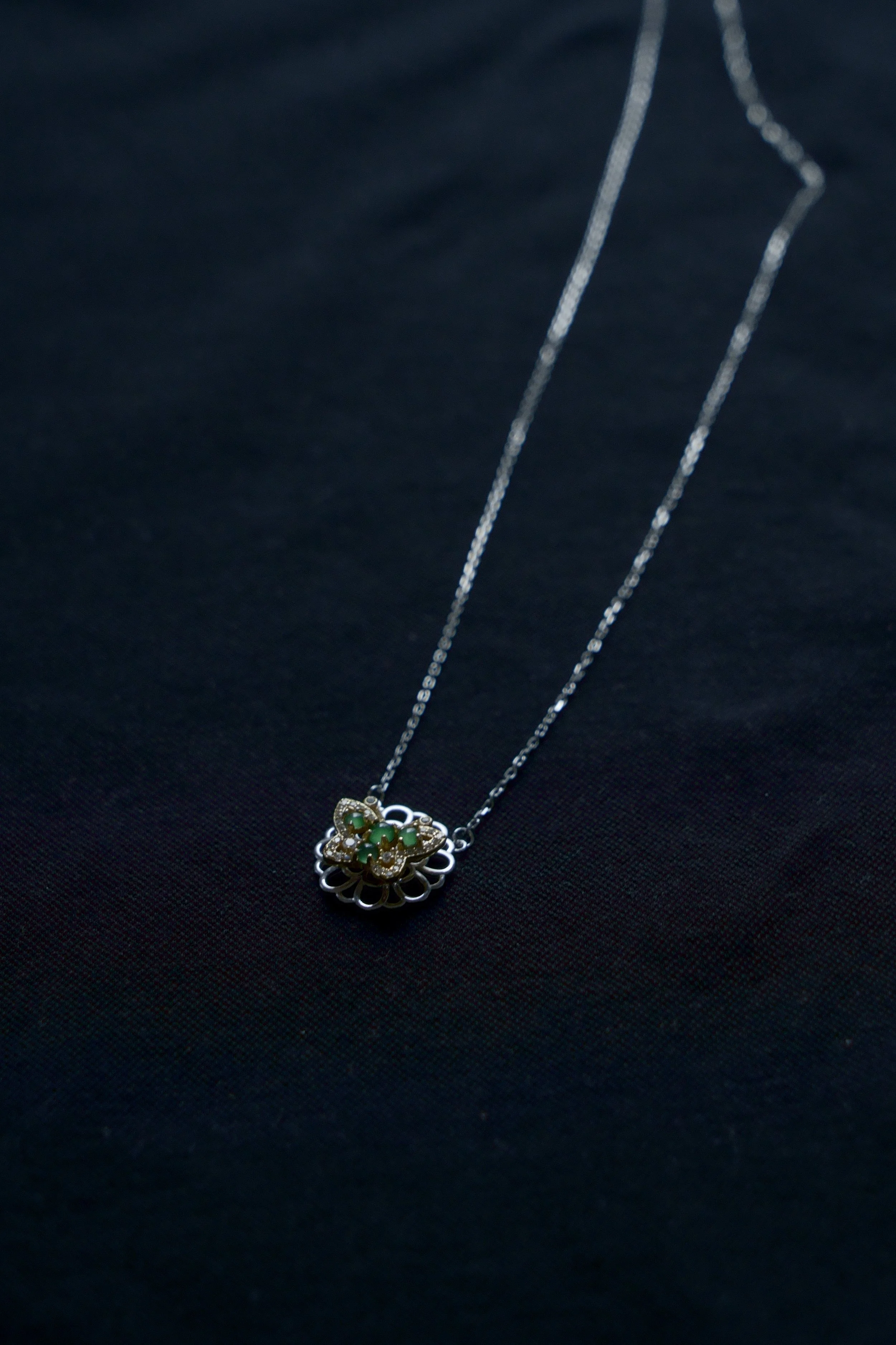 A rotatable necklace