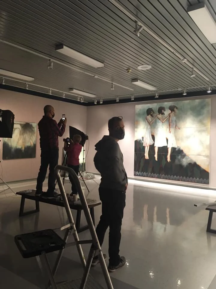 Montage à la Galerie Artcadienne, du Centre communautaire Beausoleil de Miramichi.