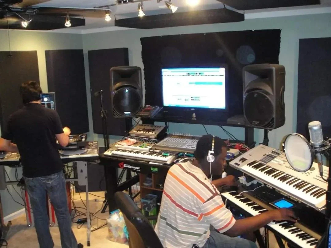 This was my old studio in 2010
Brings back memories 💗
When I bought my first house, I converted one of the bedrooms into a recording studio and worked with some amazing artists, SCAD projects and made some fire tracks, scores, and remixes... 
Then I