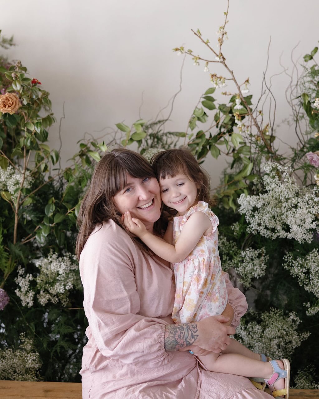 Happy Mother&rsquo;s Day to all the amazing mamas out there! Thank you so much @ajphotography_llc for these beautiful Mother&rsquo;s Day photos 🥰 gorgeous florals by @maisoneuphorievents