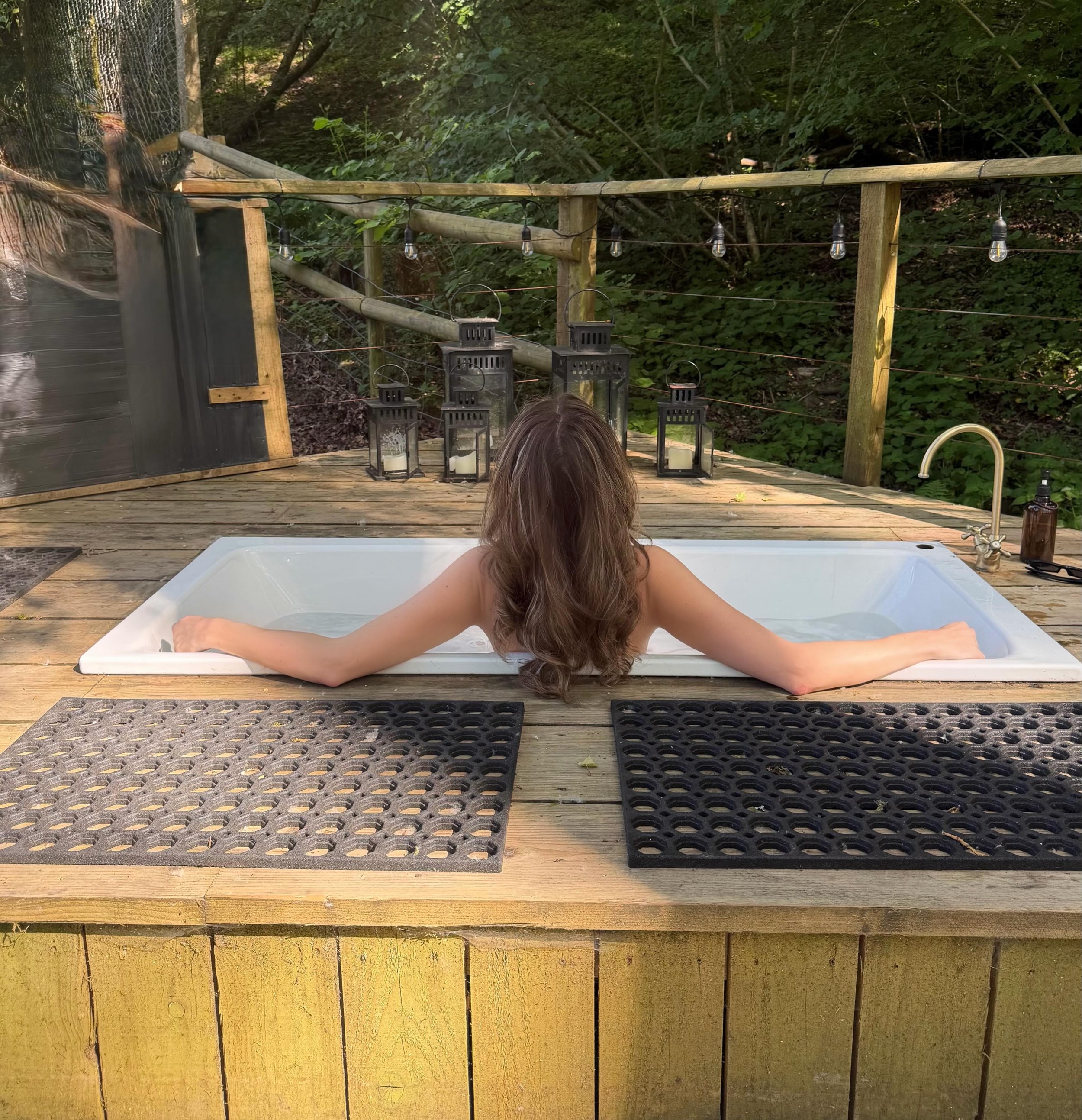 Outdoor tubs and country pubs; a jolly good jaunt to the UK recently 🇬🇧🥂
