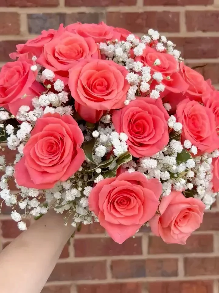 What kind of bride are you?

🌹 Classic roses + baby&rsquo;s breath
🌸 Whimsical garden style

Either way these bridal bouquets have us swooning!!

#bridalbouquet #weddingflowers #acworthwedding #northgaweddings #flowerlove