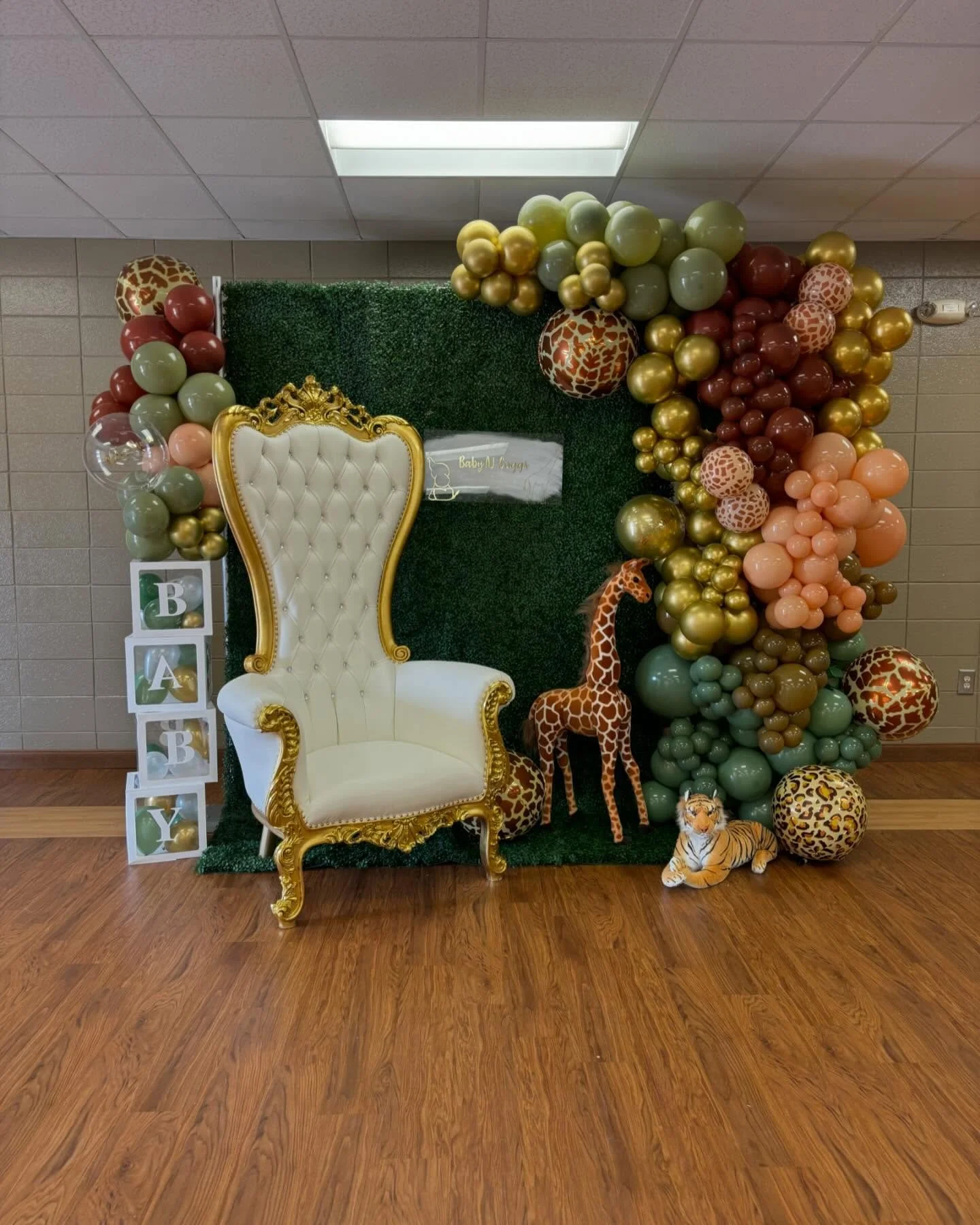 Safari baby shower #balloongarland #eventplanner