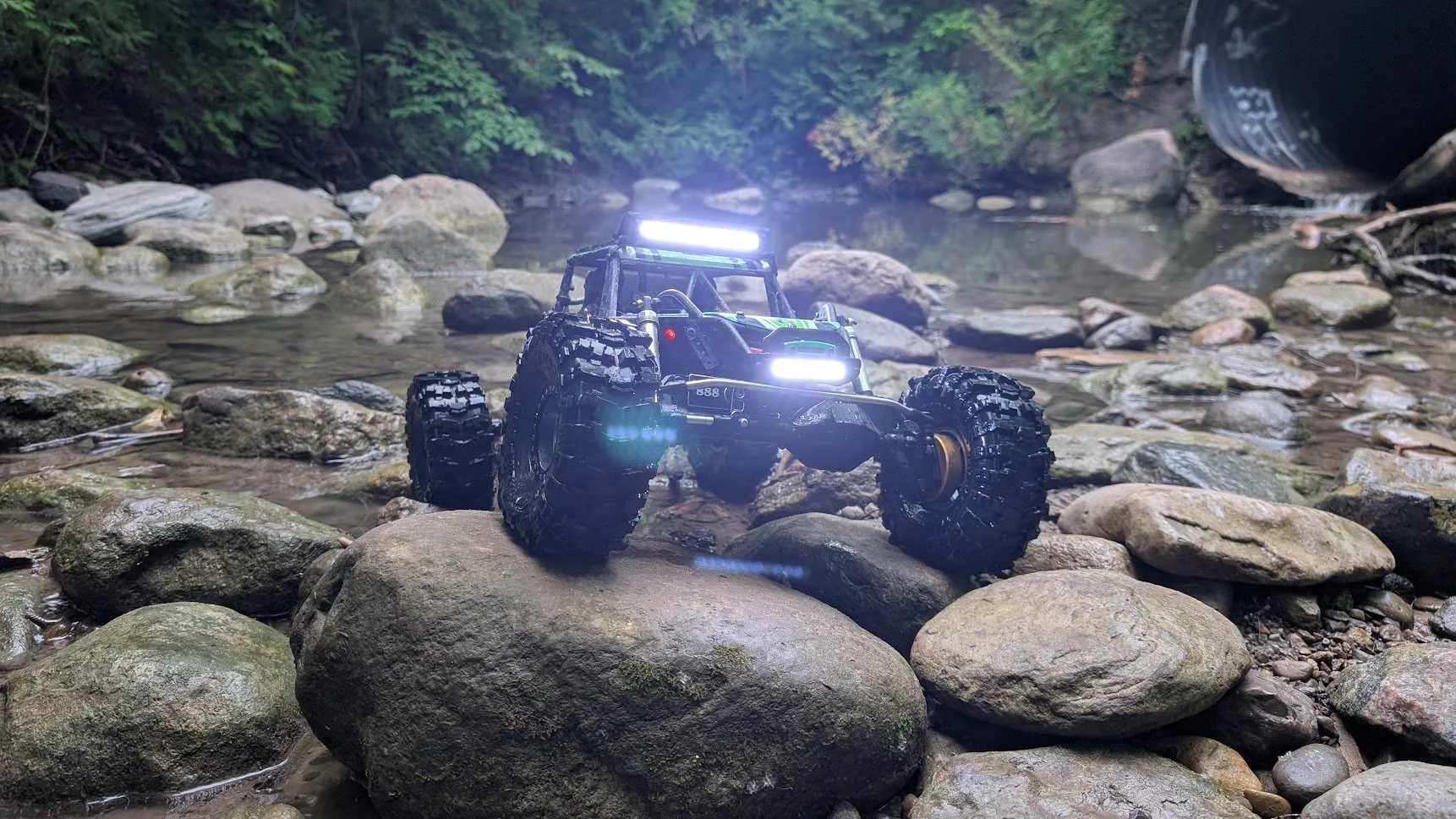 Axial Gilamon With Light Bars