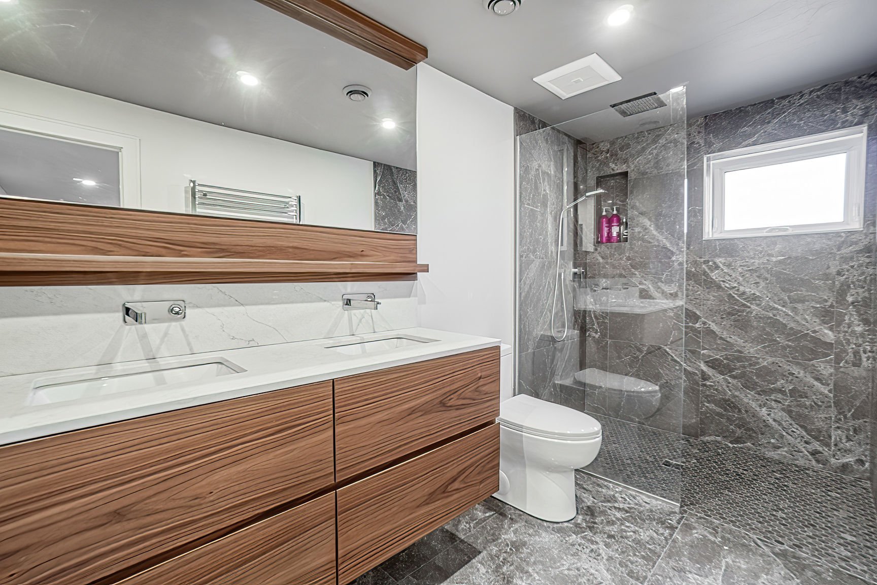 Marble shower and custom-made sink cabinets with matched veining in Pierrefonds, West Island Montreal, creating a modern and luxurious aesthetic