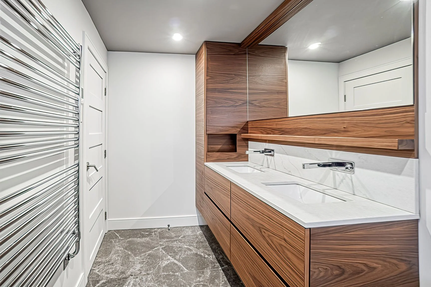 Marble floor and custom-made sink cabinets with matched veining in Pierrefonds, West Island Montreal, creating a modern and luxurious aesthetic
