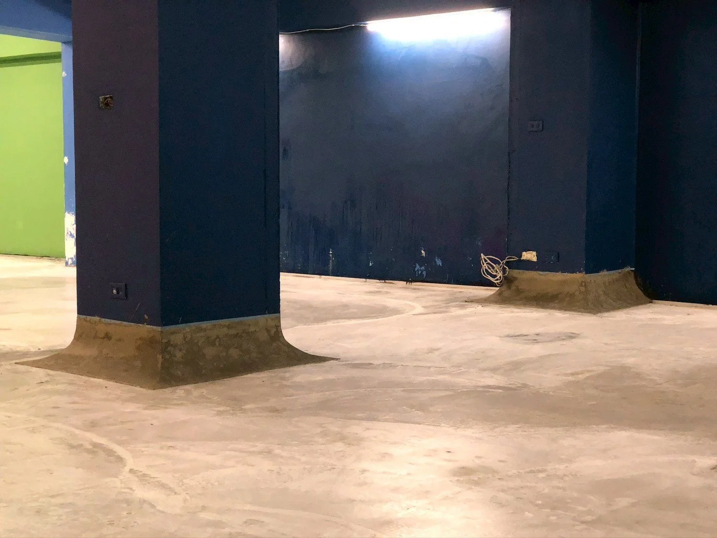  面對原有密集的結構柱，柱腳以圓弧方式修整垂直交界，模糊地板與柱體的界線，在視覺與感知上，讓空間更流動，也更安全。 