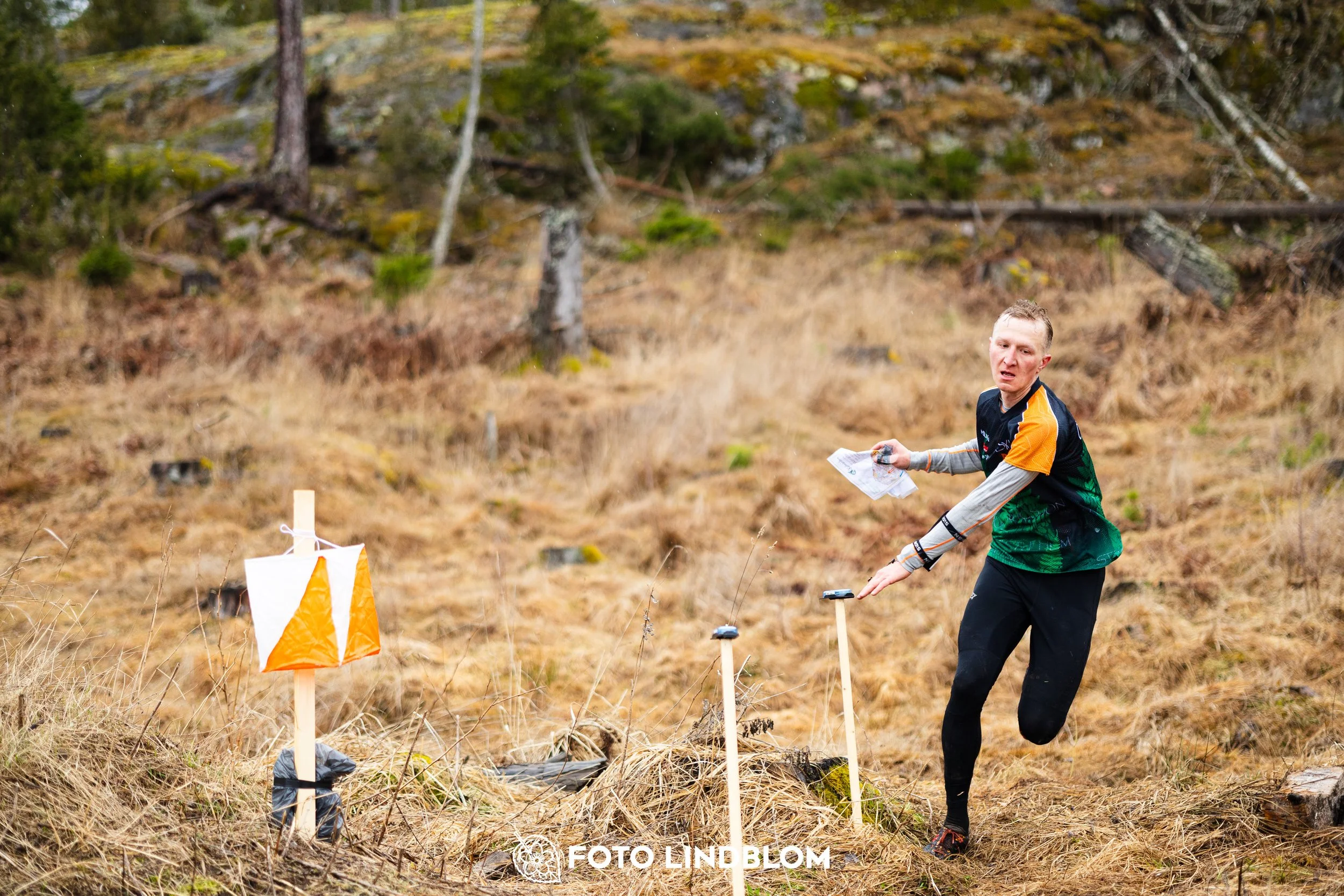 A scene from the Swedish League orienteering competition in Kolmården spring 2026, captured by Foto Lindblom.