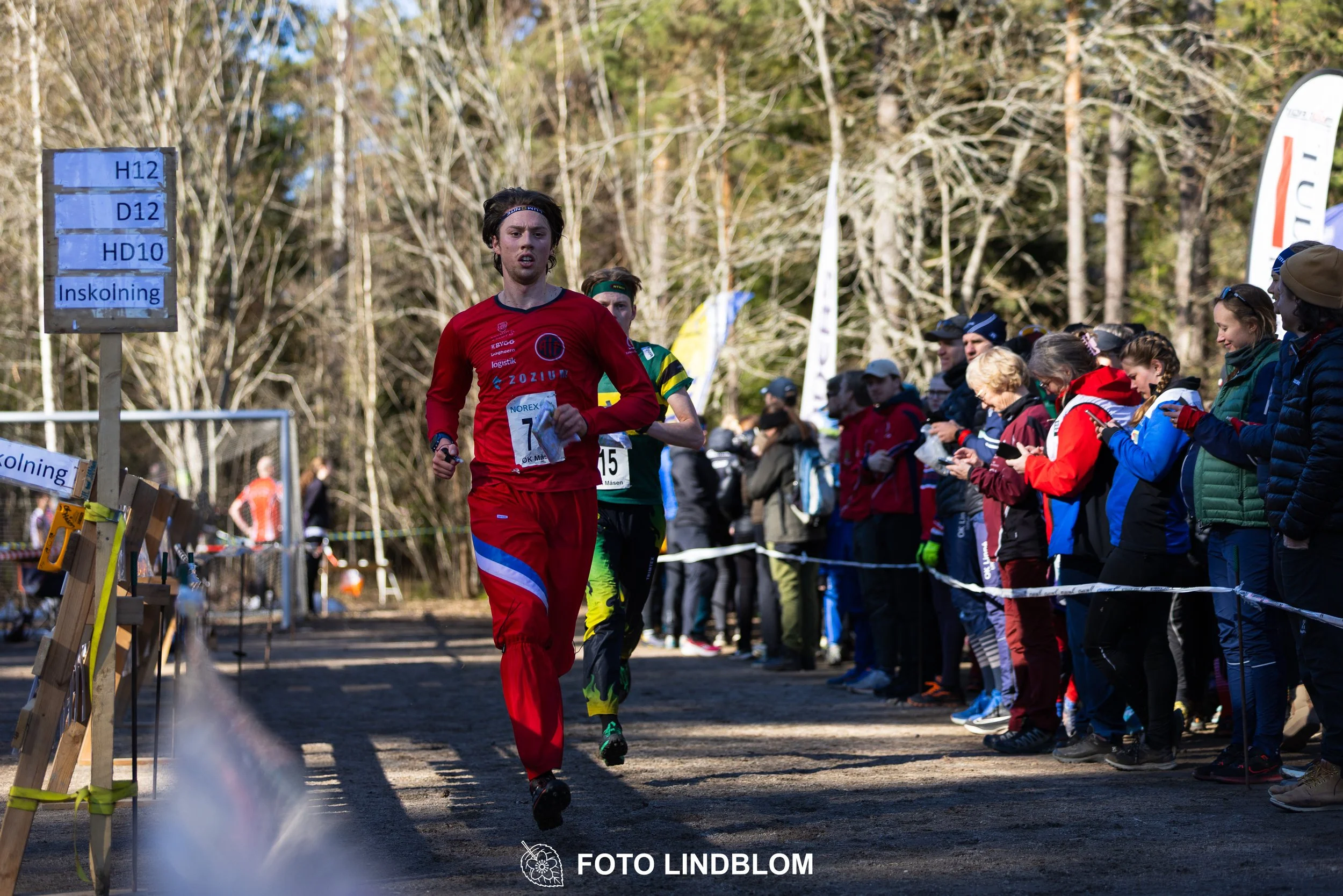 Photo of competitors during the Måsenstafetten 2026 team relay, taken in a wooded landscape by Foto Lindblom.