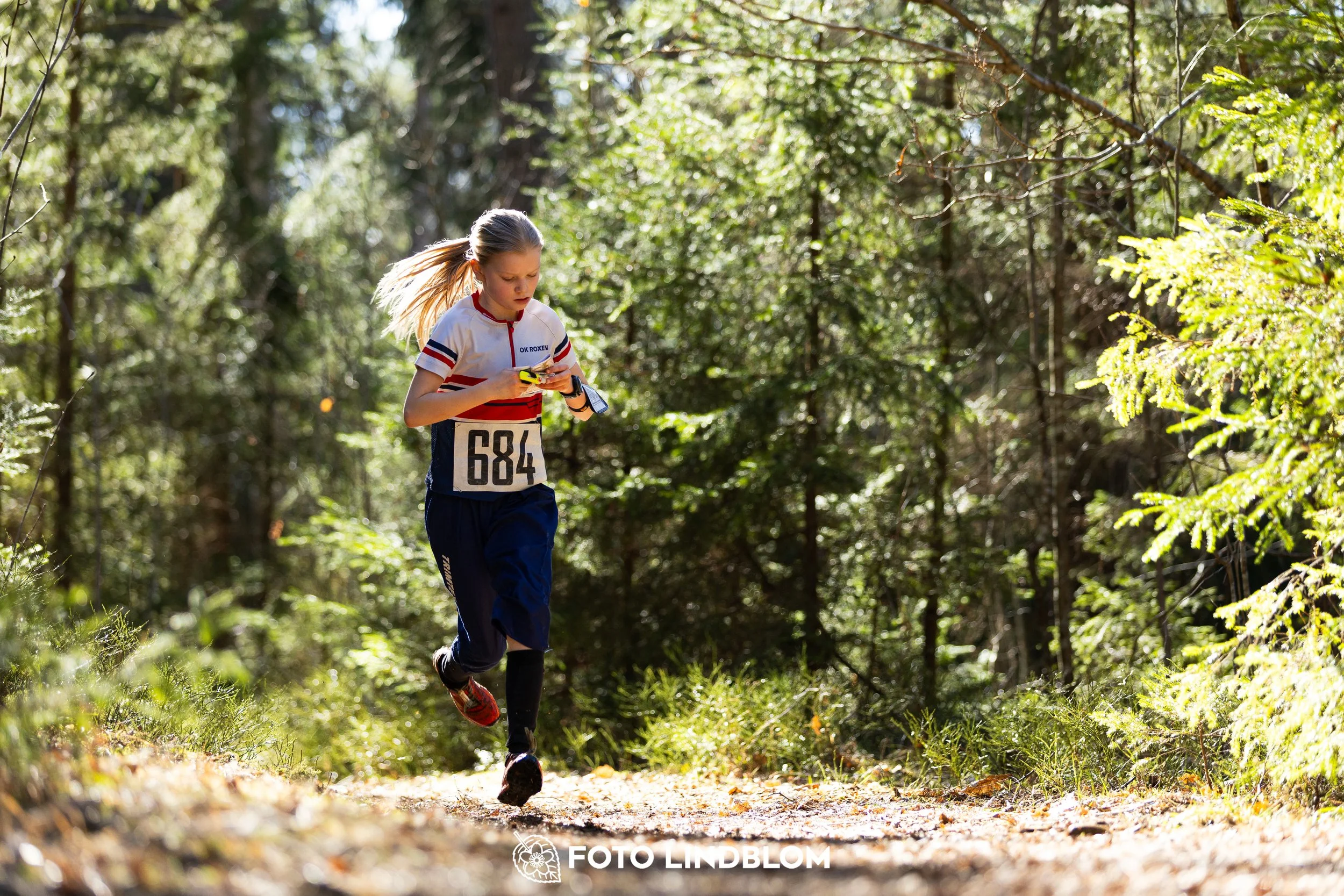 Forest orienteering action at Nyköpingsorienteringen 2026, documented in this photo by Foto Lindblom.