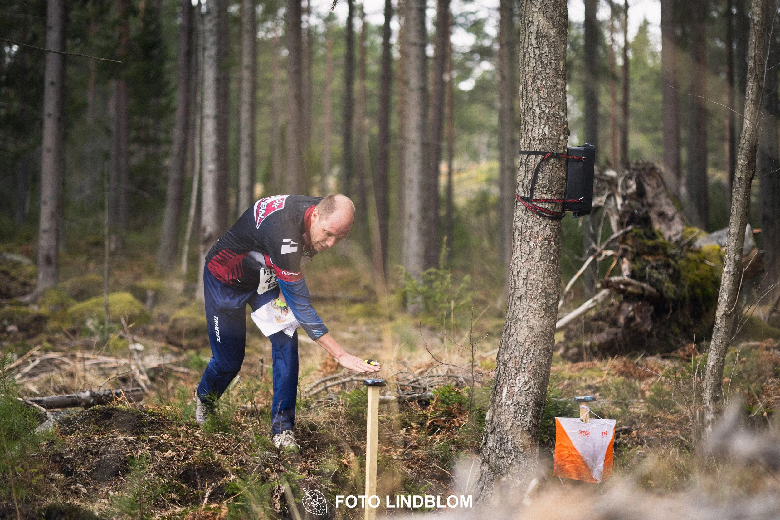 A photo from a relay orienteering competition in Kolmården during the 2026 Stafettligan season, captured by Foto Lindblom.