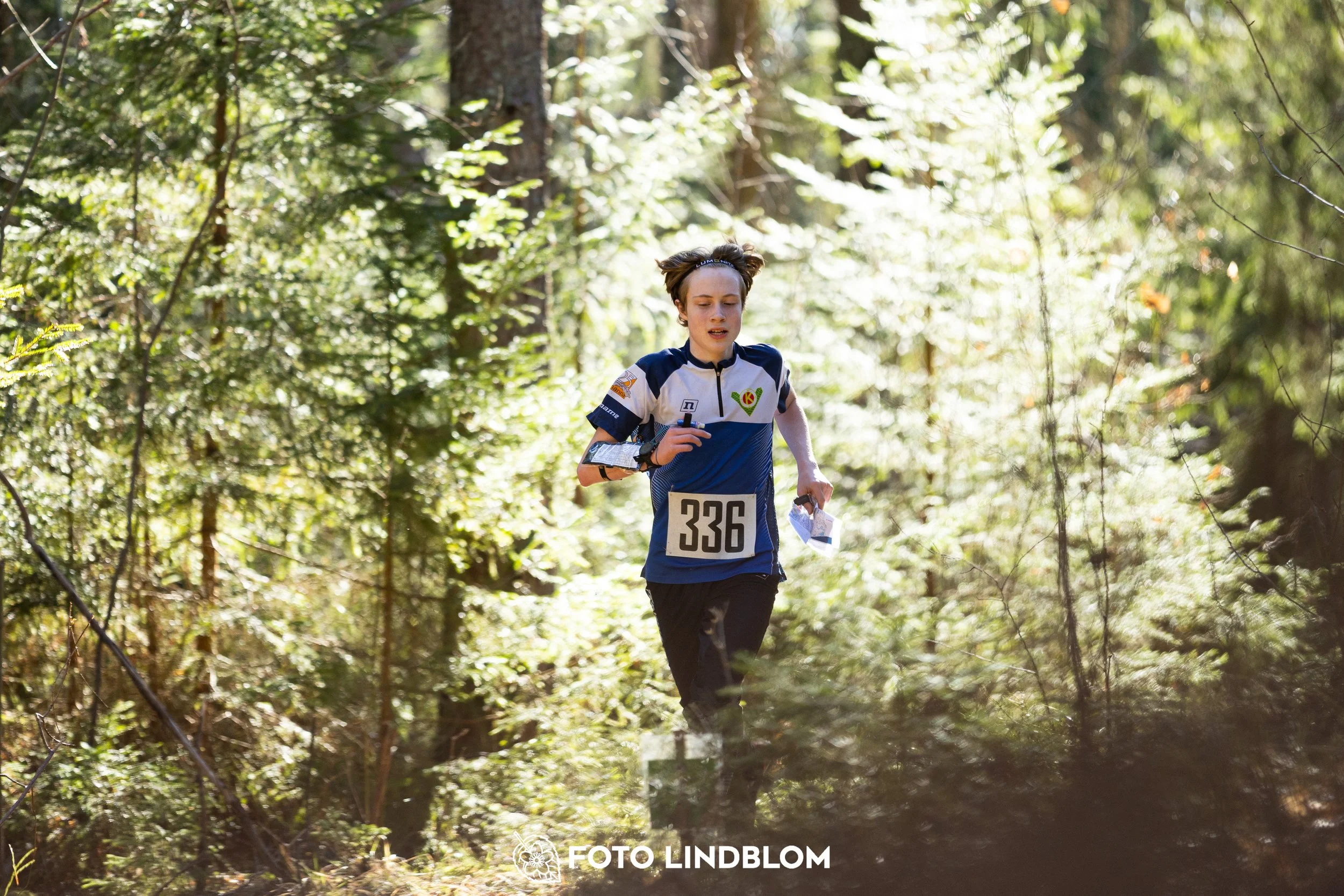 Orienteering competition scene from Nyköpingsorienteringen 2026 in Sweden’s natural forest environment, captured by Foto Lindblom.