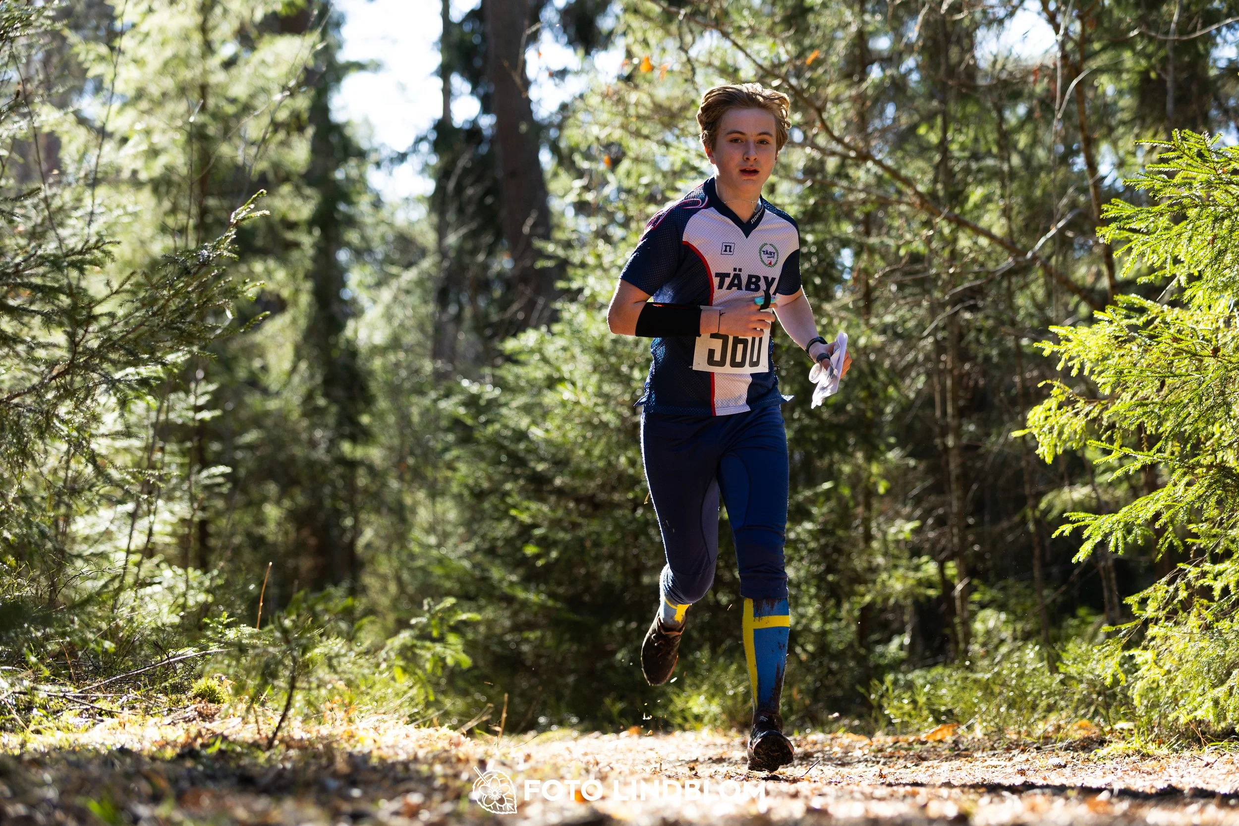 An image from Nyköpingsorienteringen 2026 featuring orienteers in a wooded landscape, shot by Foto Lindblom.