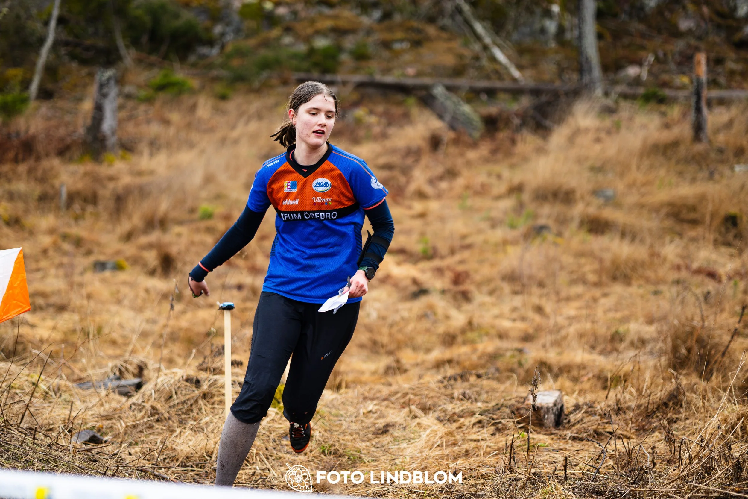 A photo from a Swedish orienteering league race in Kolmården during spring 2026, captured by Foto Lindblom.