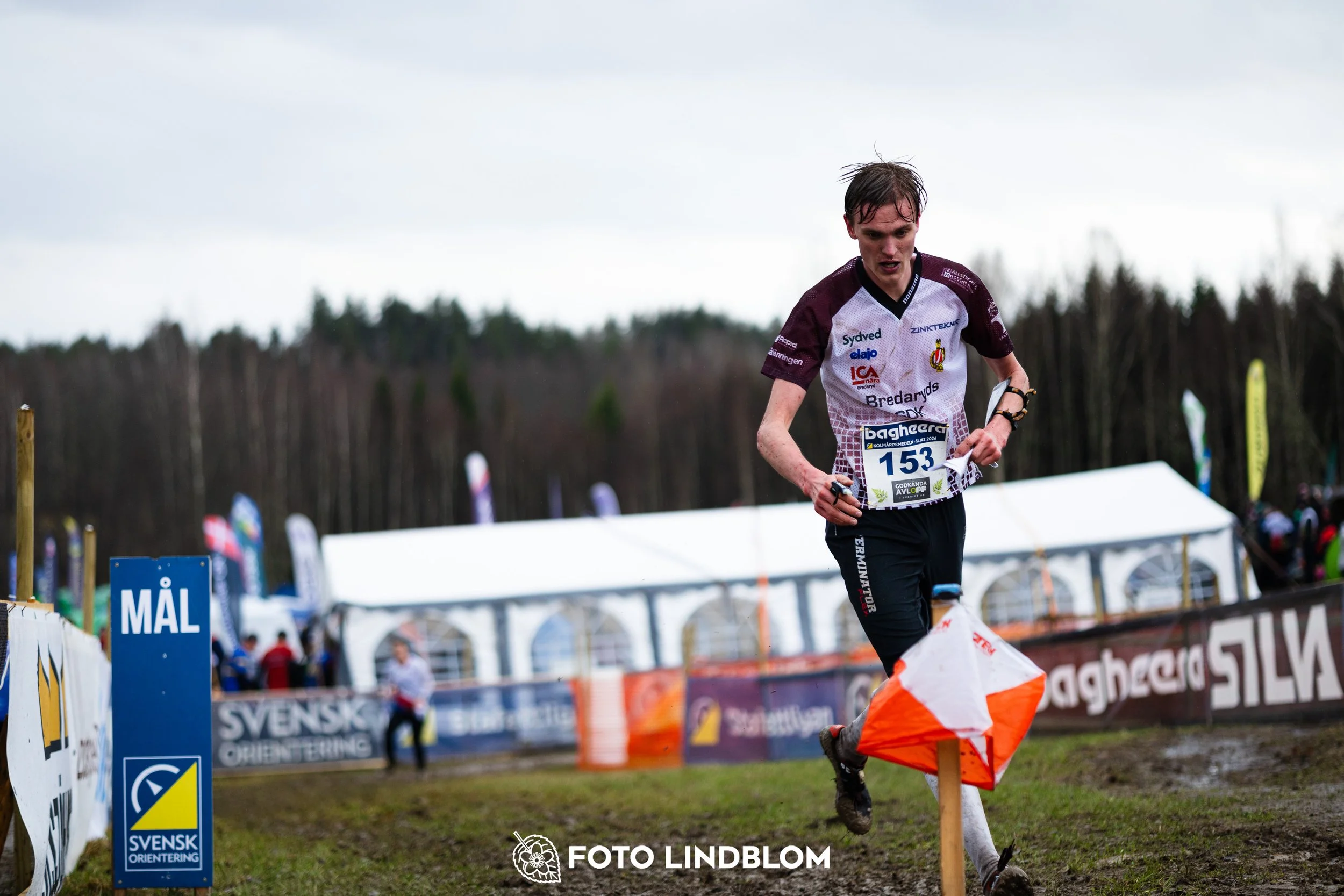 A scene from the Swedish League orienteering competition in Kolmården spring 2026, captured by Foto Lindblom.