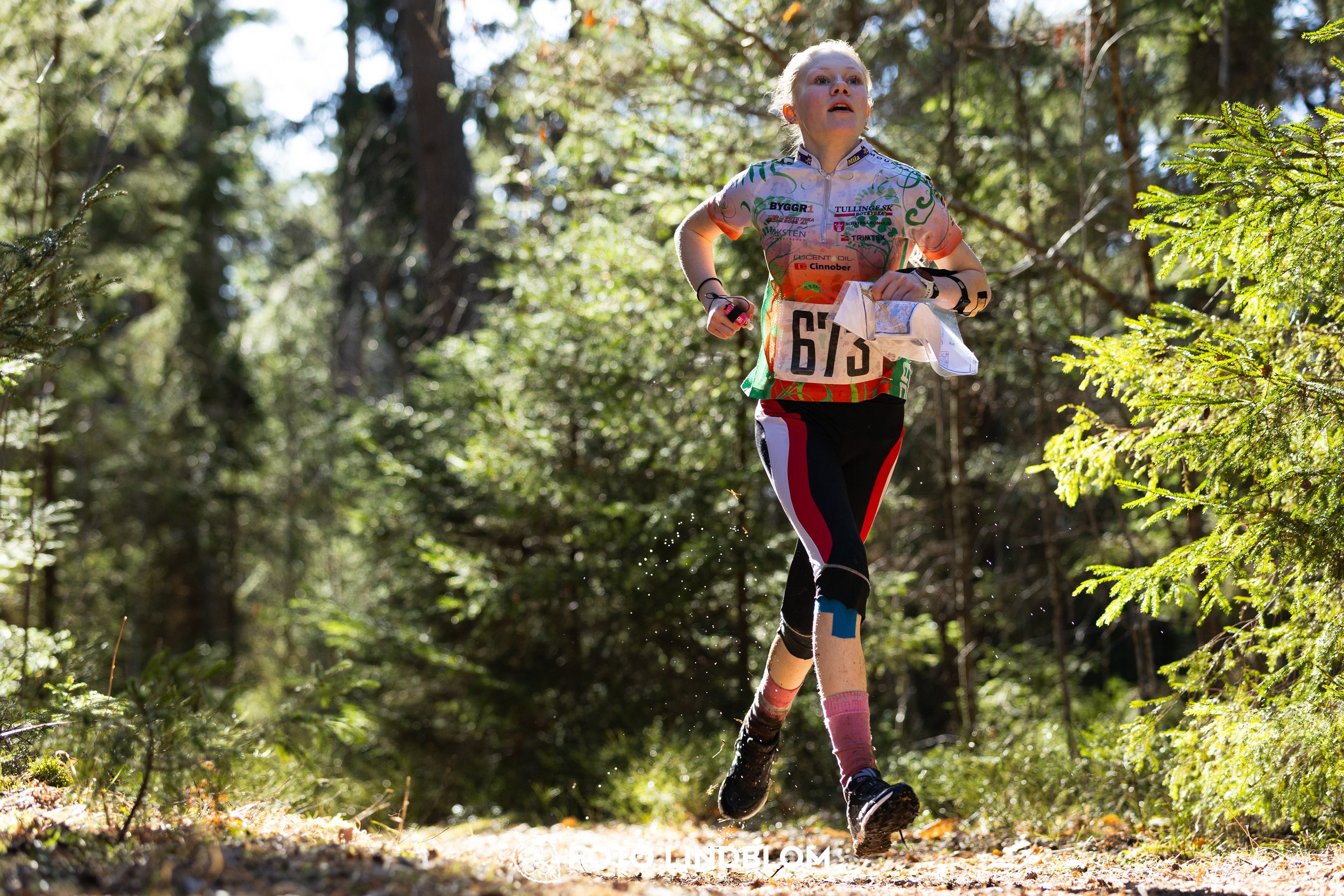 An image from Nyköpingsorienteringen 2026 featuring orienteers in a wooded landscape, shot by Foto Lindblom.
