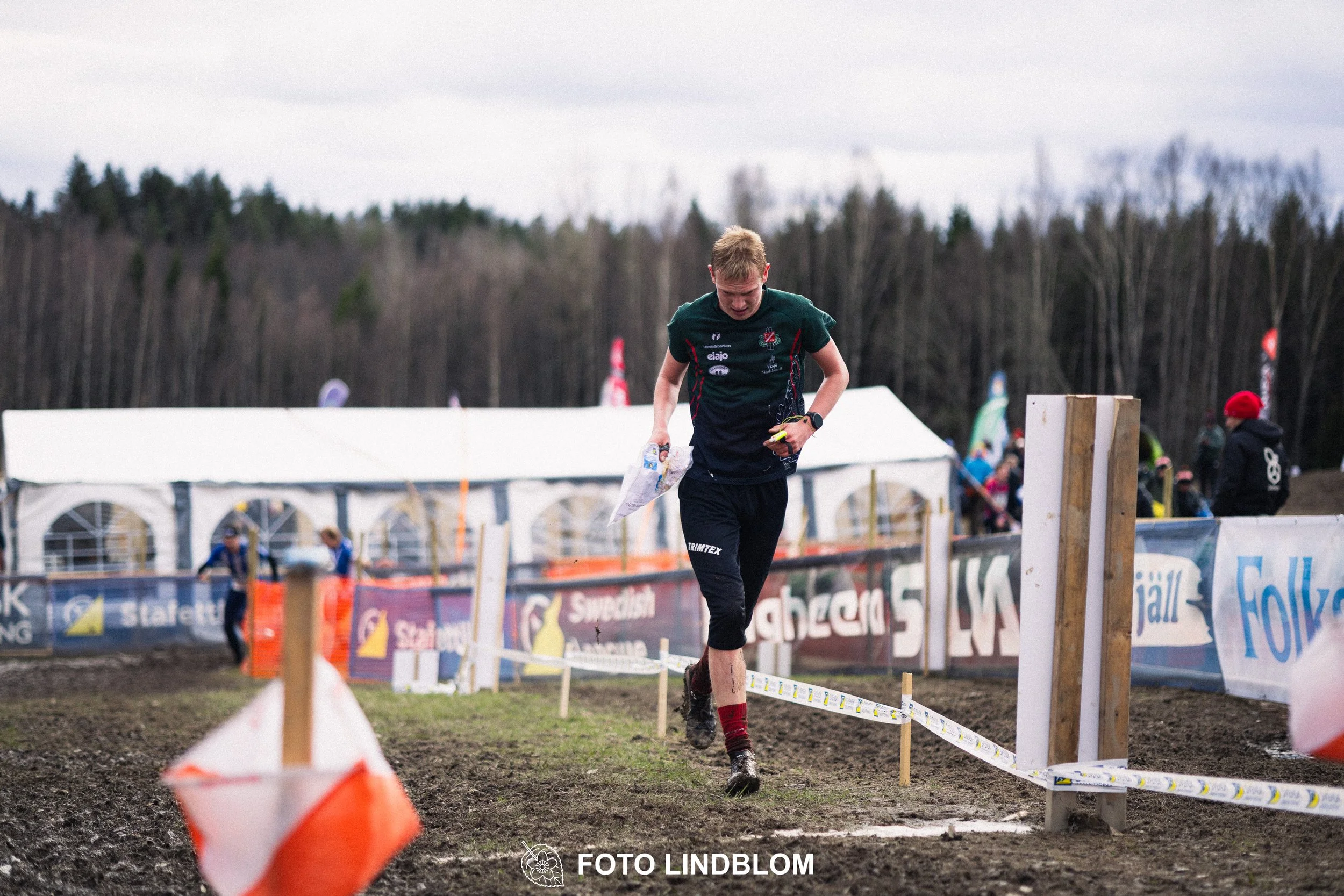 A moment from Kolmårdskavlen, part of the Swedish relay league 2026, captured by Foto Lindblom.