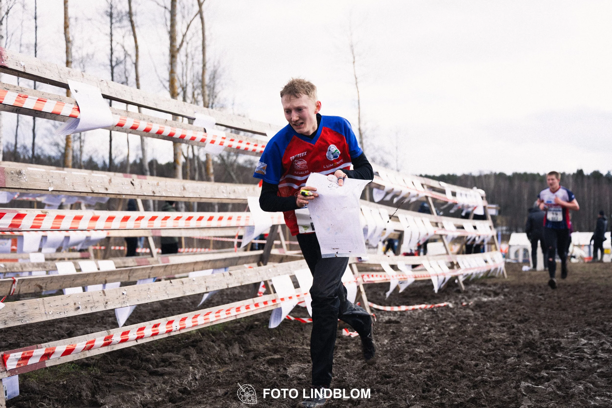 A scene from Kolmårdskavlen, the opening stage of the Swedish relay league 2026, captured by Foto Lindblom.