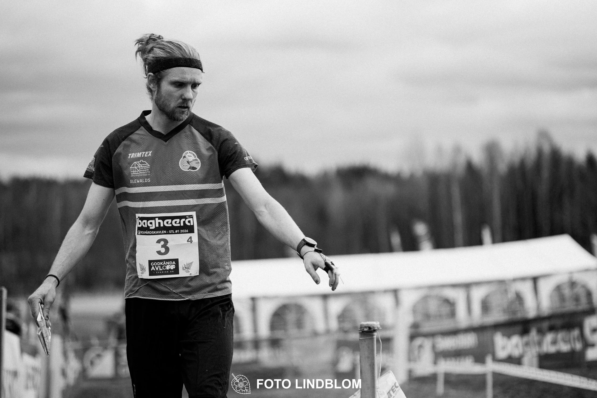 A photo from a Swedish relay orienteering event in Kolmården 2026, showing Gustav Bergman, captured by Foto Lindblom.
