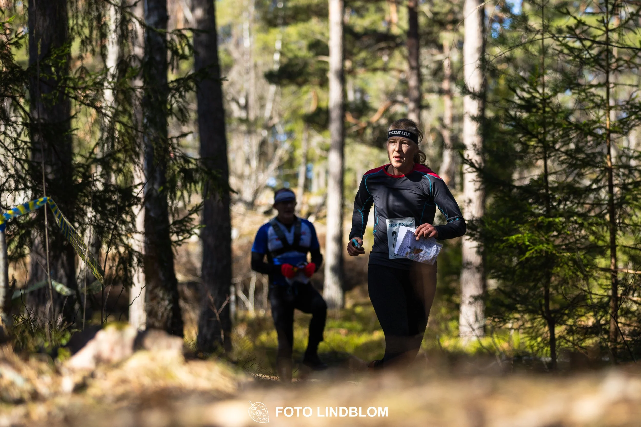 Orienteering relay race at Måsenstafetten 2026, featuring club teams navigating with map and compass, captured by Foto Lindblom.