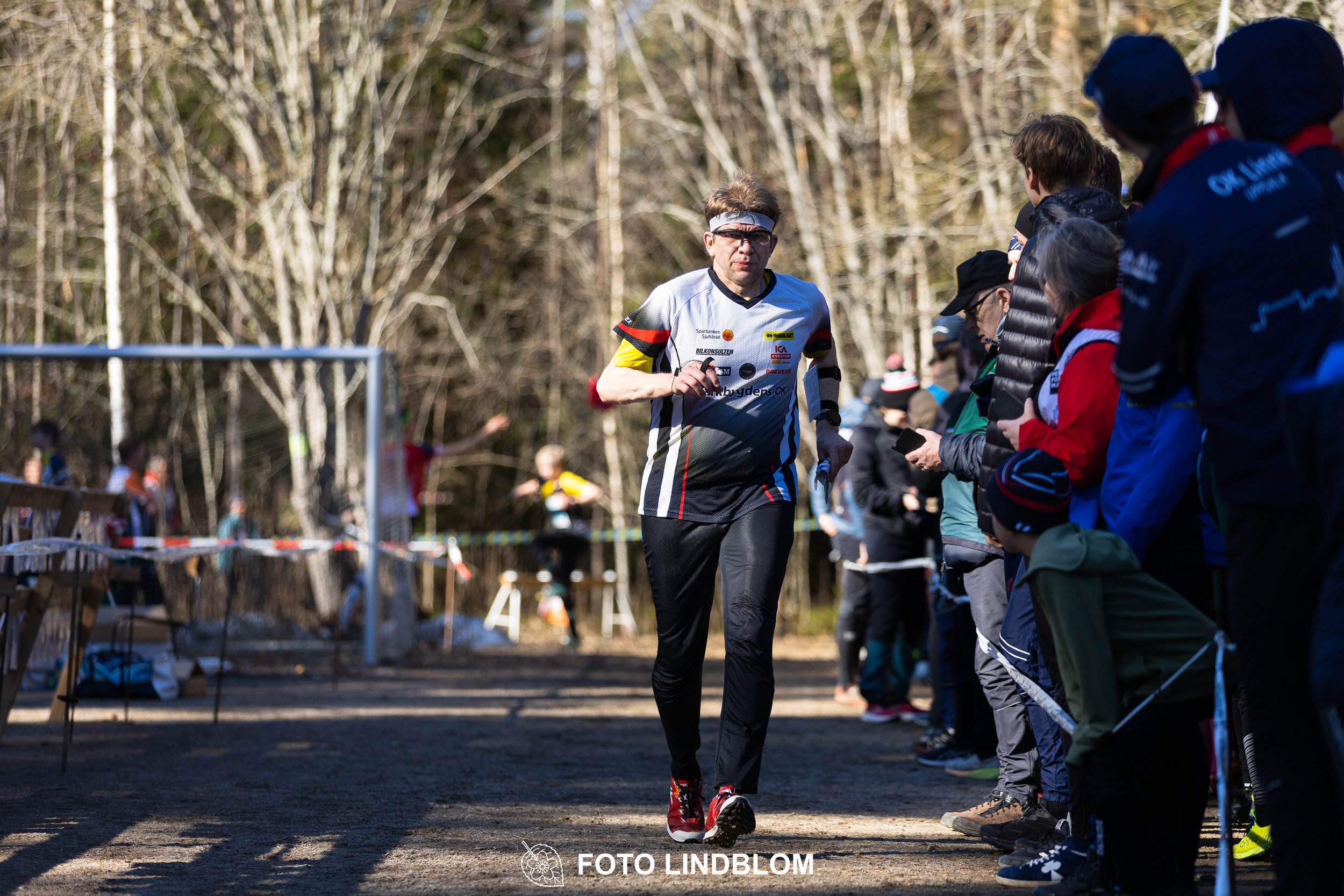 A relay-stage photo from Måsenstafetten 2026, featuring team-based orienteering competition, taken by Foto Lindblom.