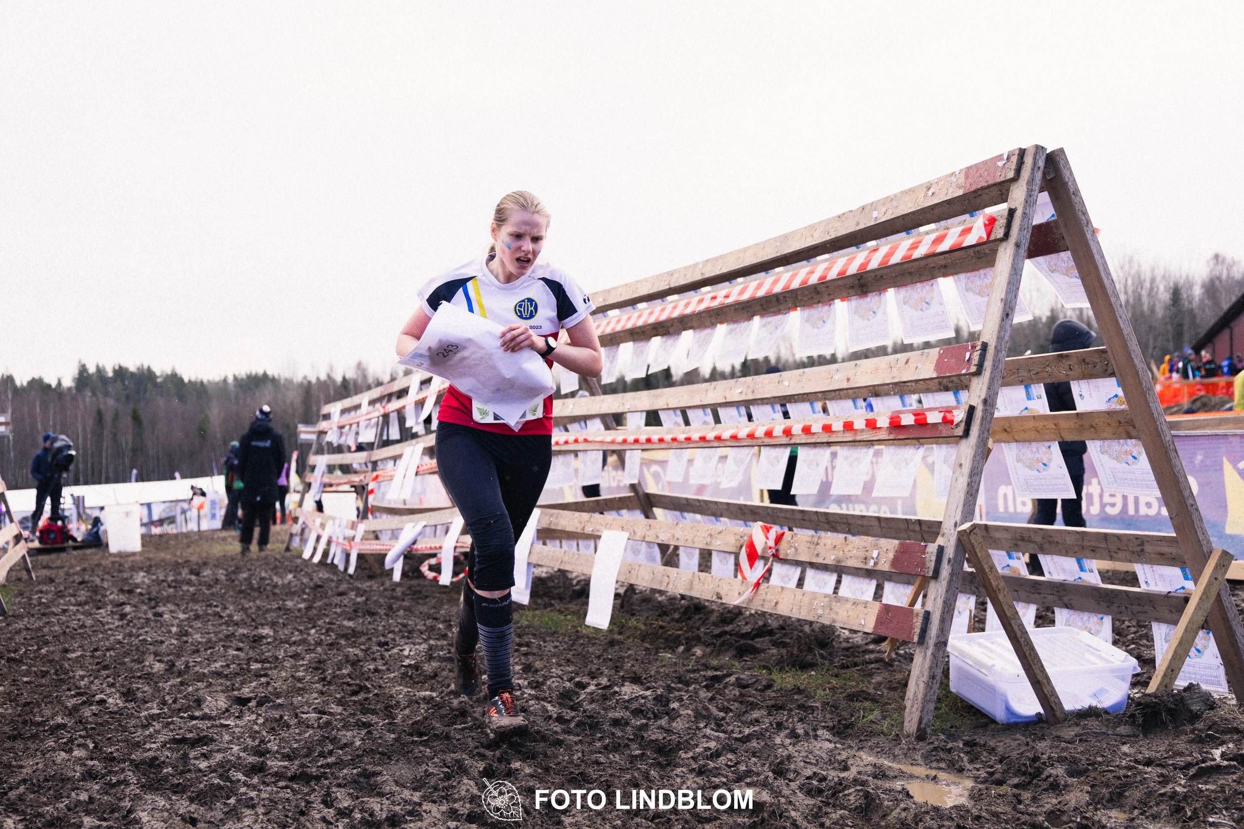 A photo from a relay orienteering competition in Kolmården during the 2026 Stafettligan season, captured by Foto Lindblom.