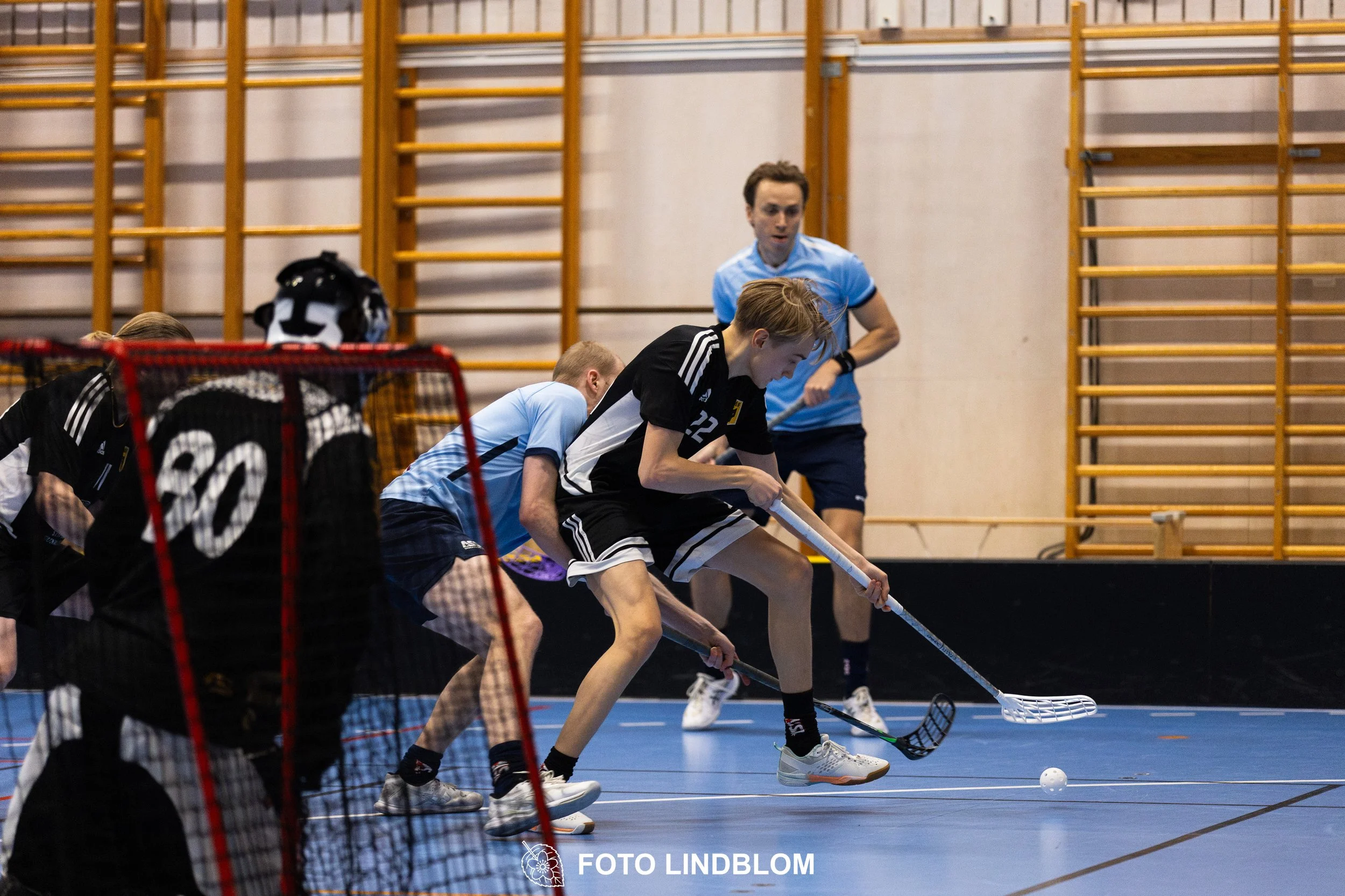 A picture of men playing floorball in Ingarö IF and Älvsjö AIK IBF team gear