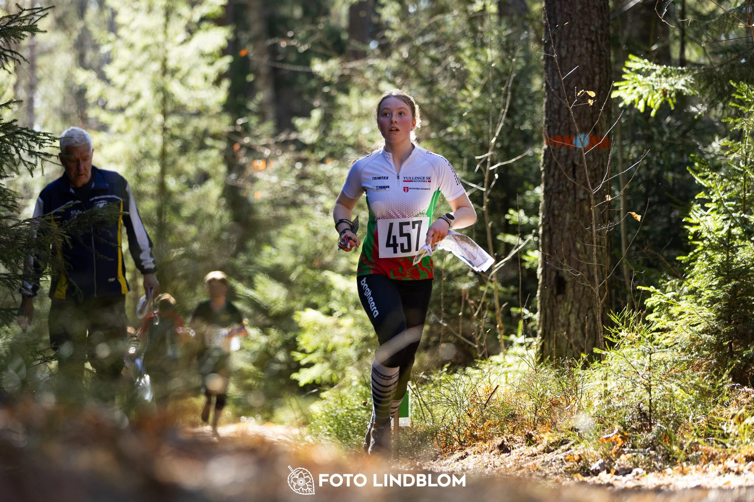 An image from Nyköpingsorienteringen 2026 featuring orienteers in a wooded landscape, shot by Foto Lindblom.