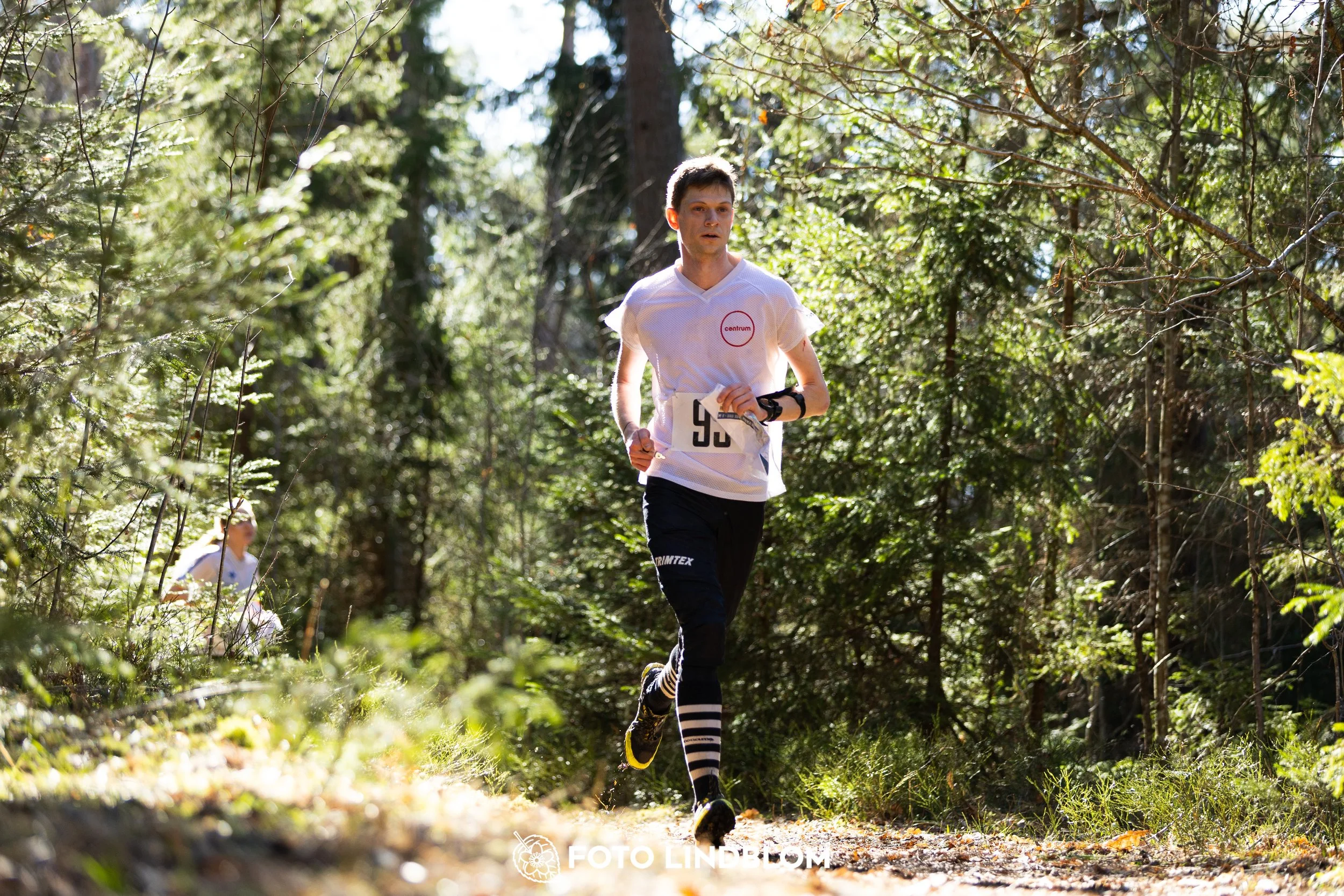 Orienteering competition scene from Nyköpingsorienteringen 2026 in Sweden’s natural forest environment, captured by Foto Lindblom.