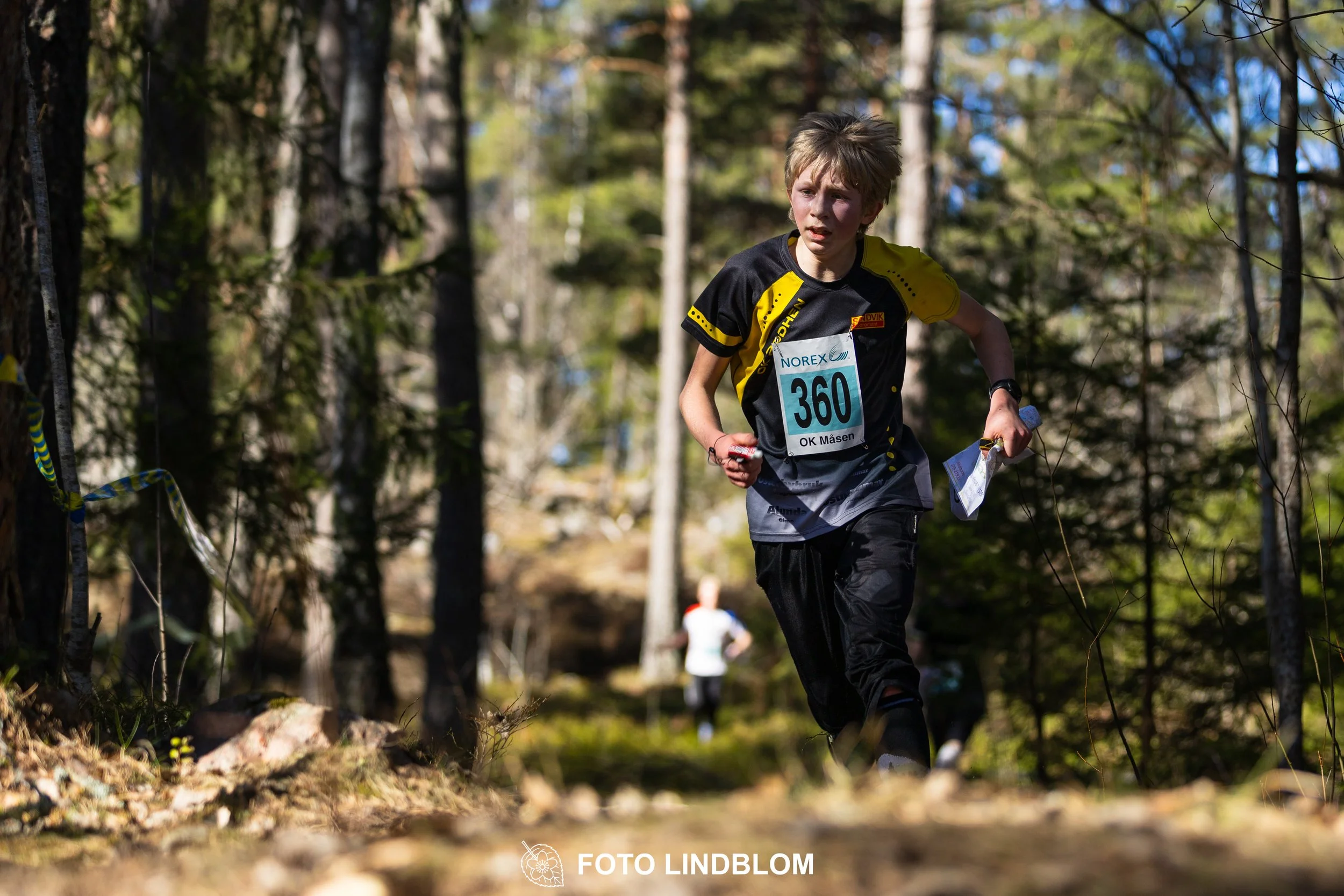 An image from the orienteering relay Måsenstafetten 2026, showing athletes in forest terrain, shot by Foto Lindblom.