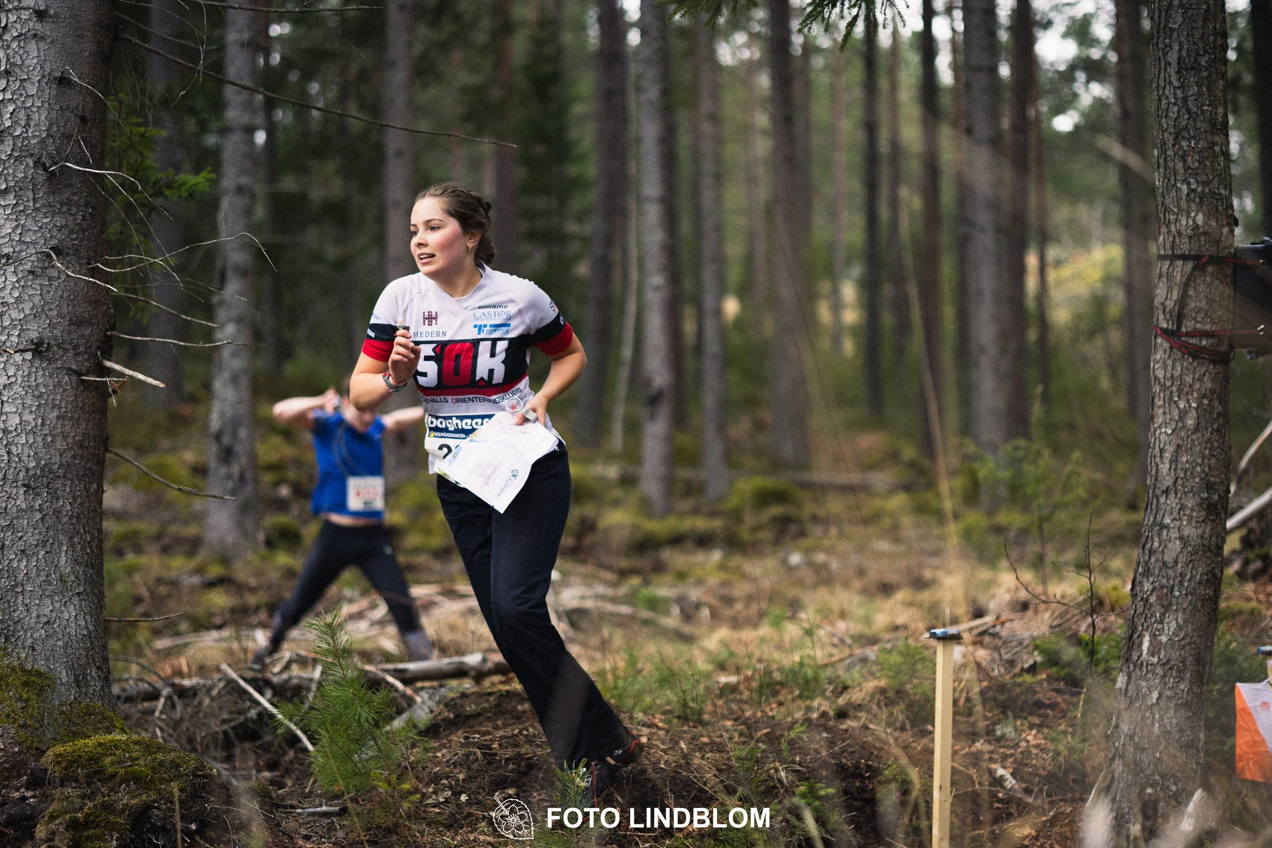 A photo from a relay race in Kolmården during the Swedish orienteering season 2026, captured by Foto Lindblom.