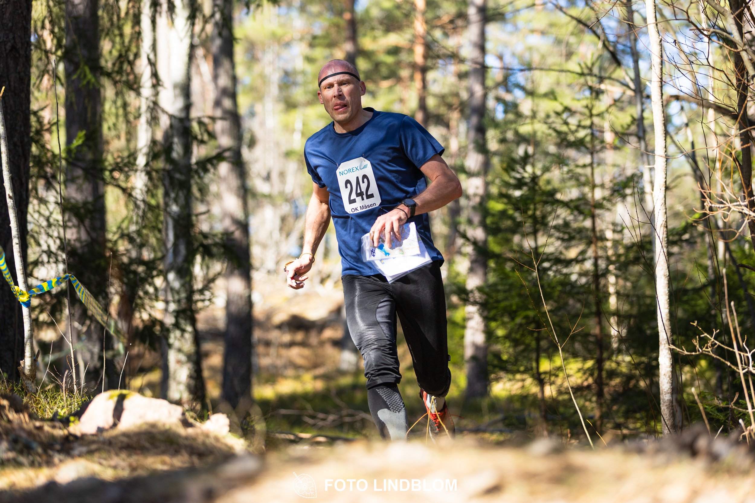 Orienteering relay race at Måsenstafetten 2026, featuring club teams navigating with map and compass, captured by Foto Lindblom.