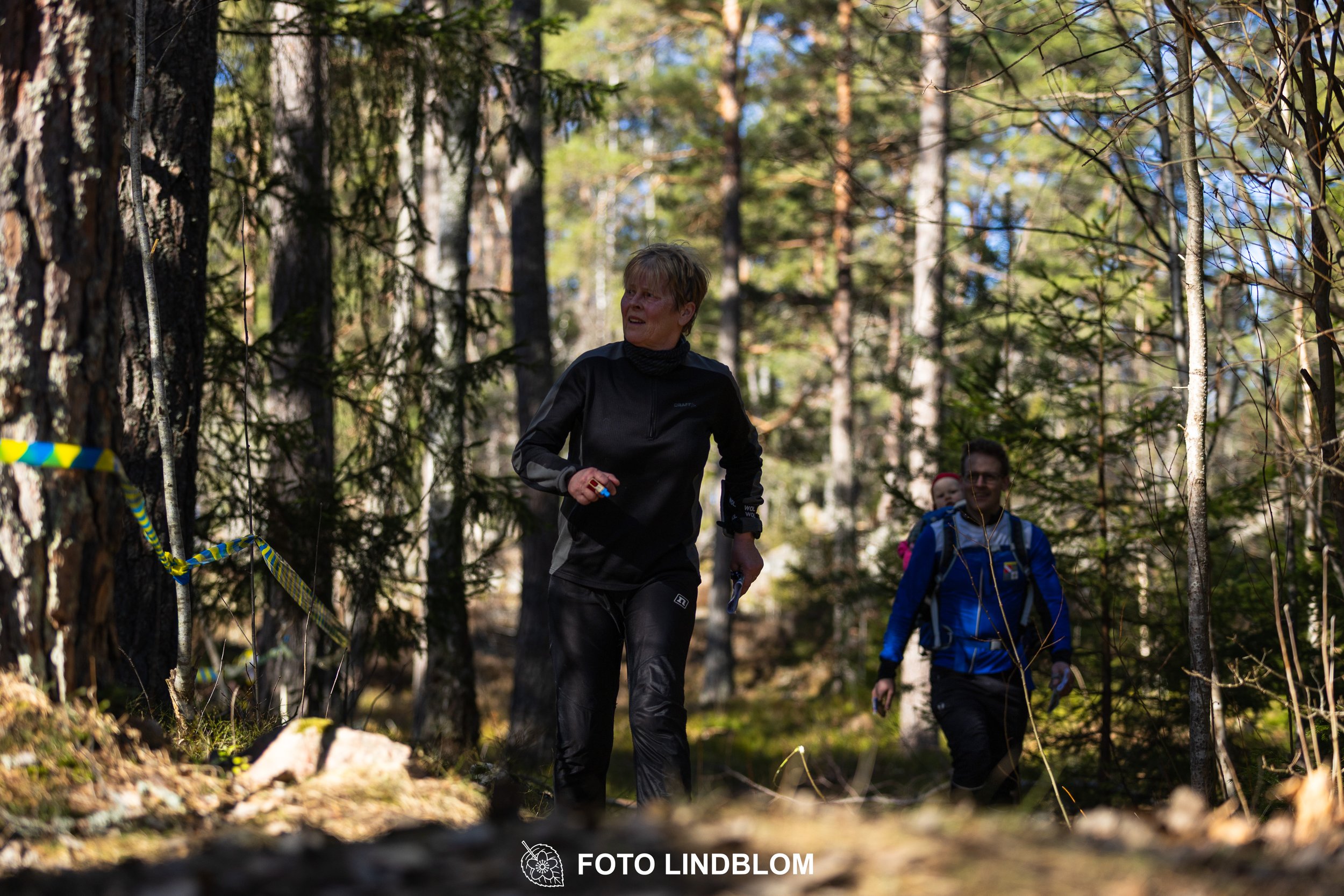 Team relay action at Måsenstafetten 2026, an orienteering competition in forest terrain, photographed by Foto Lindblom.