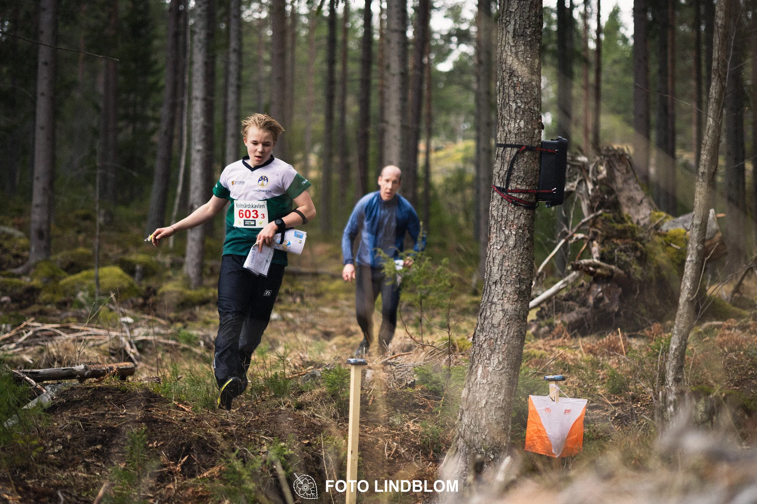 A photo from a relay orienteering competition in Kolmården during the 2026 Stafettligan season, captured by Foto Lindblom.