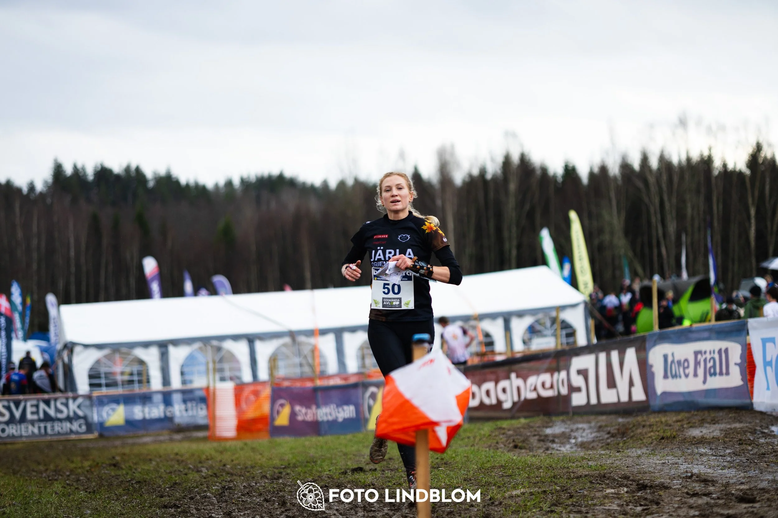 A photo from a Swedish orienteering league race in Kolmården during spring 2026, captured by Foto Lindblom.