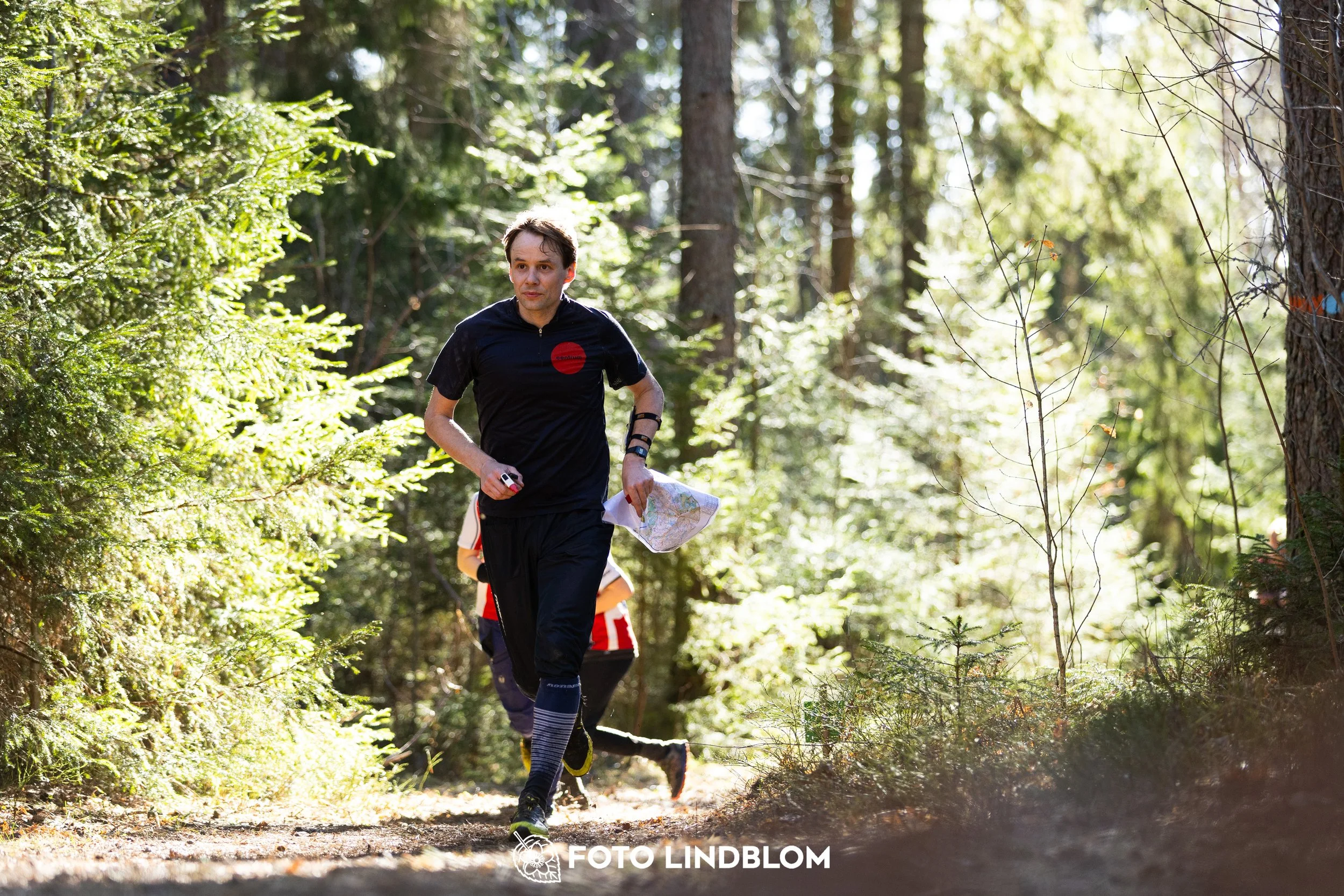 Orienteering competition scene from Nyköpingsorienteringen 2026 in Sweden’s natural forest environment, captured by Foto Lindblom.