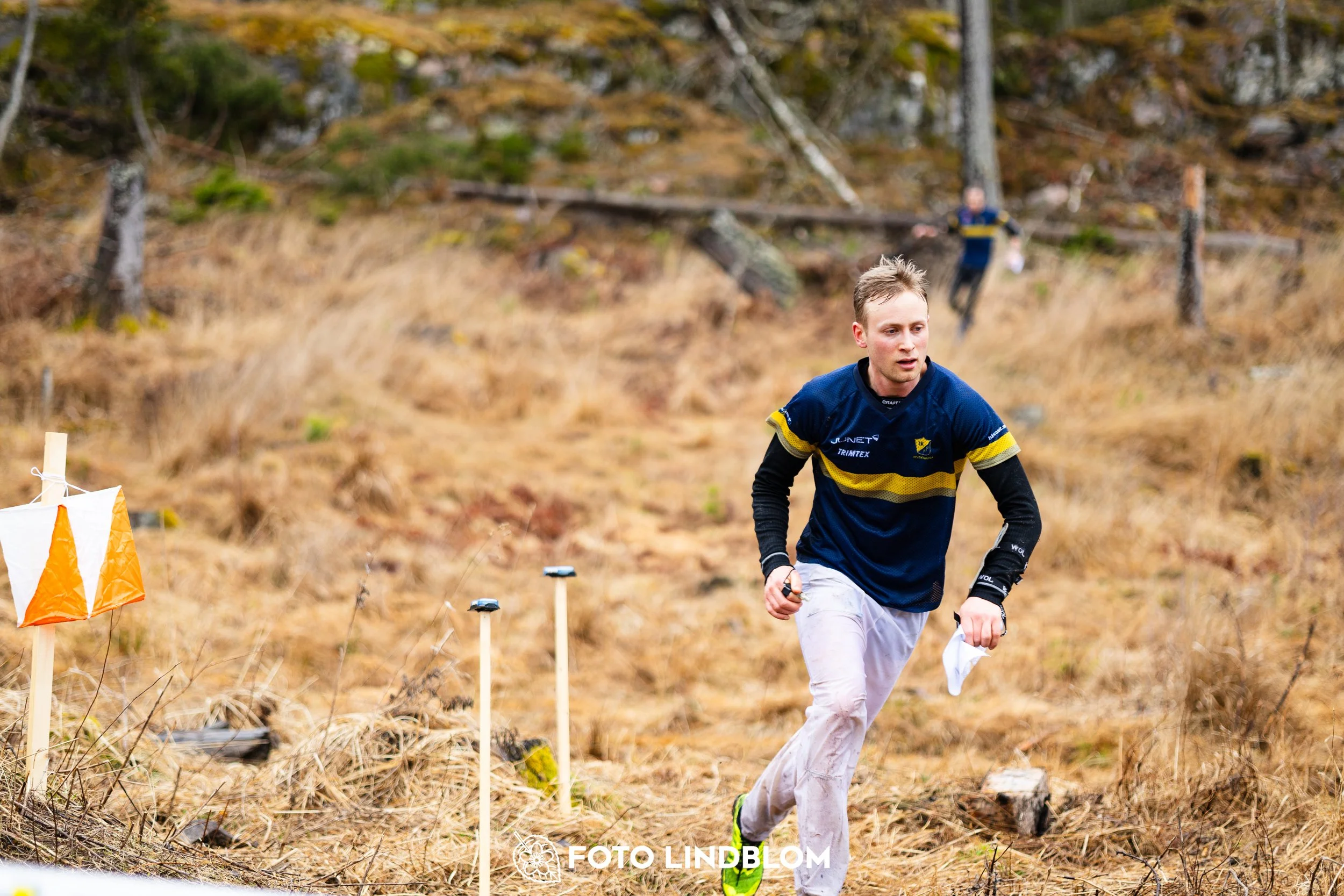 A moment from a middle distance orienteering race in Kolmården during the Swedish League 2026, captured by Foto Lindblom.