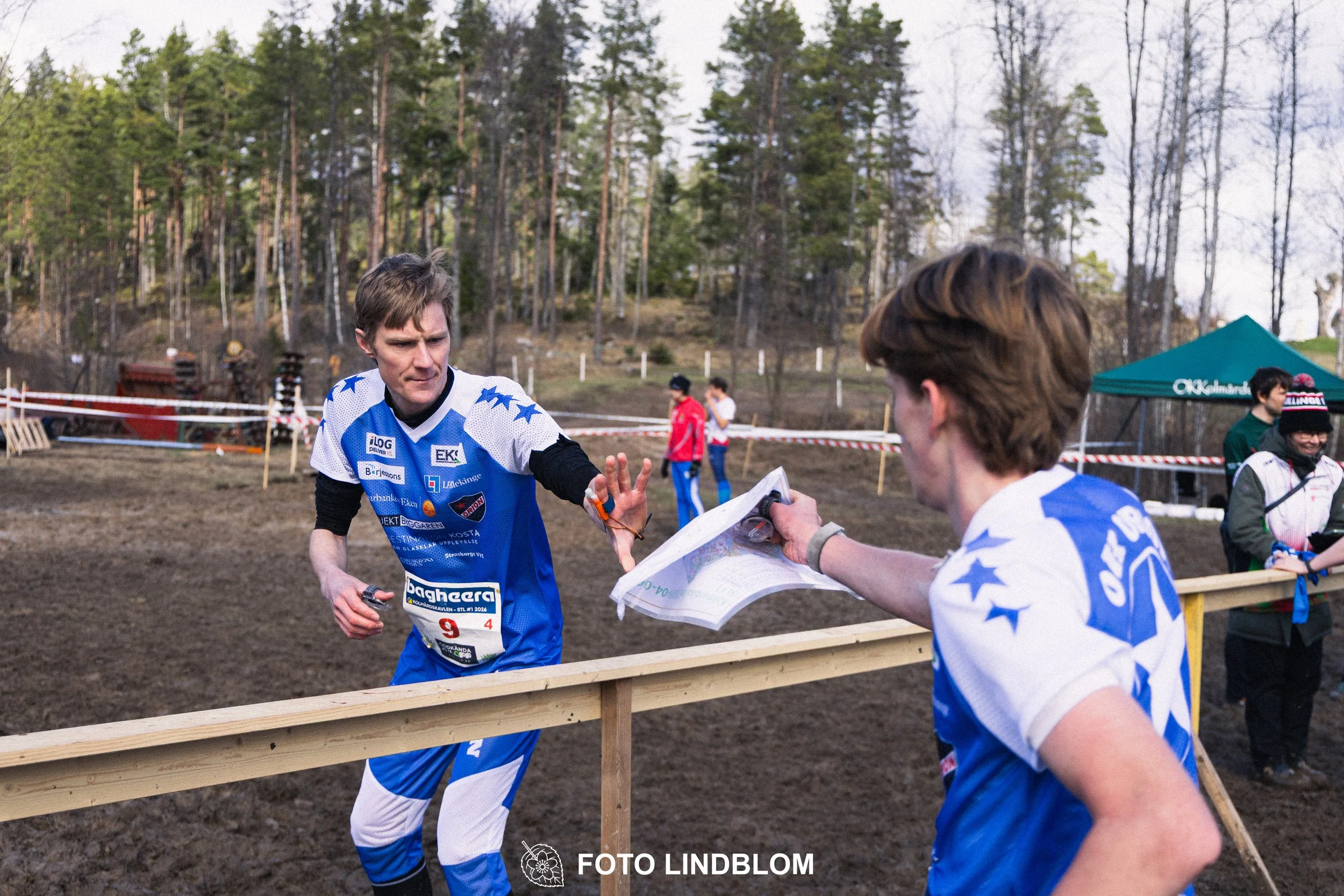 A scene from Kolmårdskavlen, the opening stage of the Swedish relay league 2026, captured by Foto Lindblom.