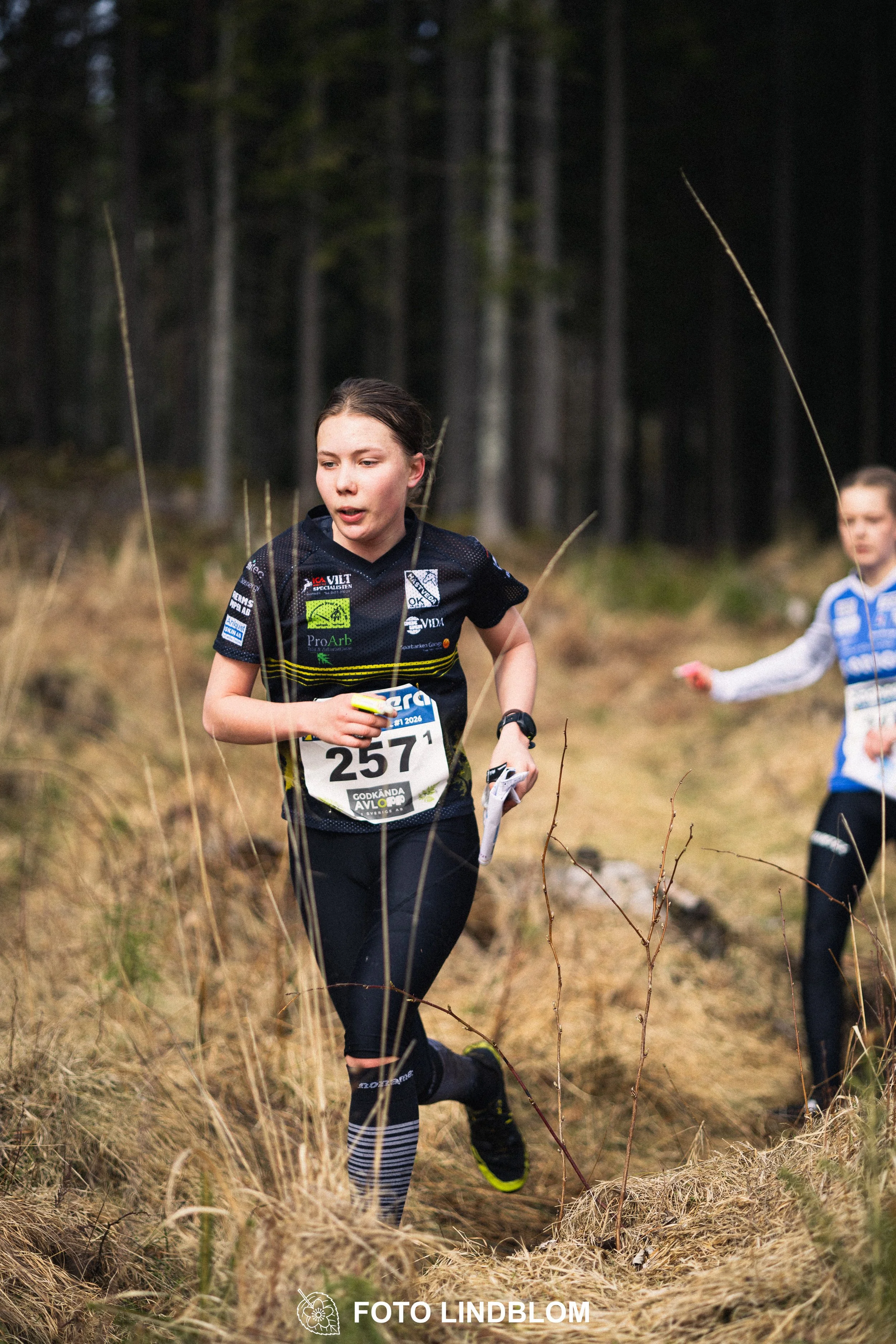 A moment from Kolmårdskavlen, part of the Swedish relay league 2026, captured by Foto Lindblom.